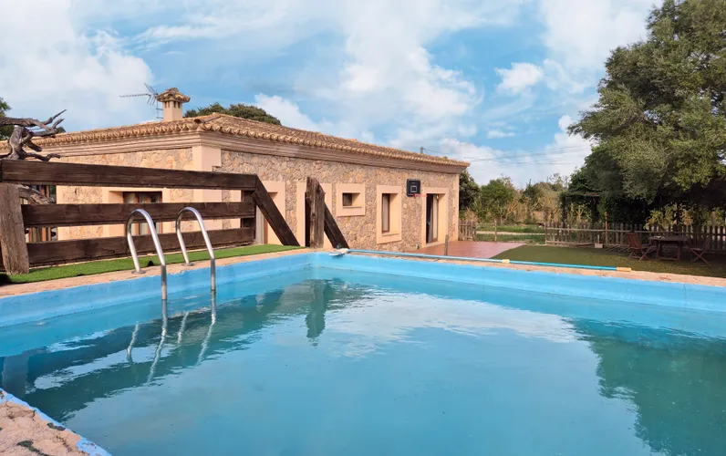 Wiejski dom z kamienną fasadą i widokiem na góry w Ses Alqueries