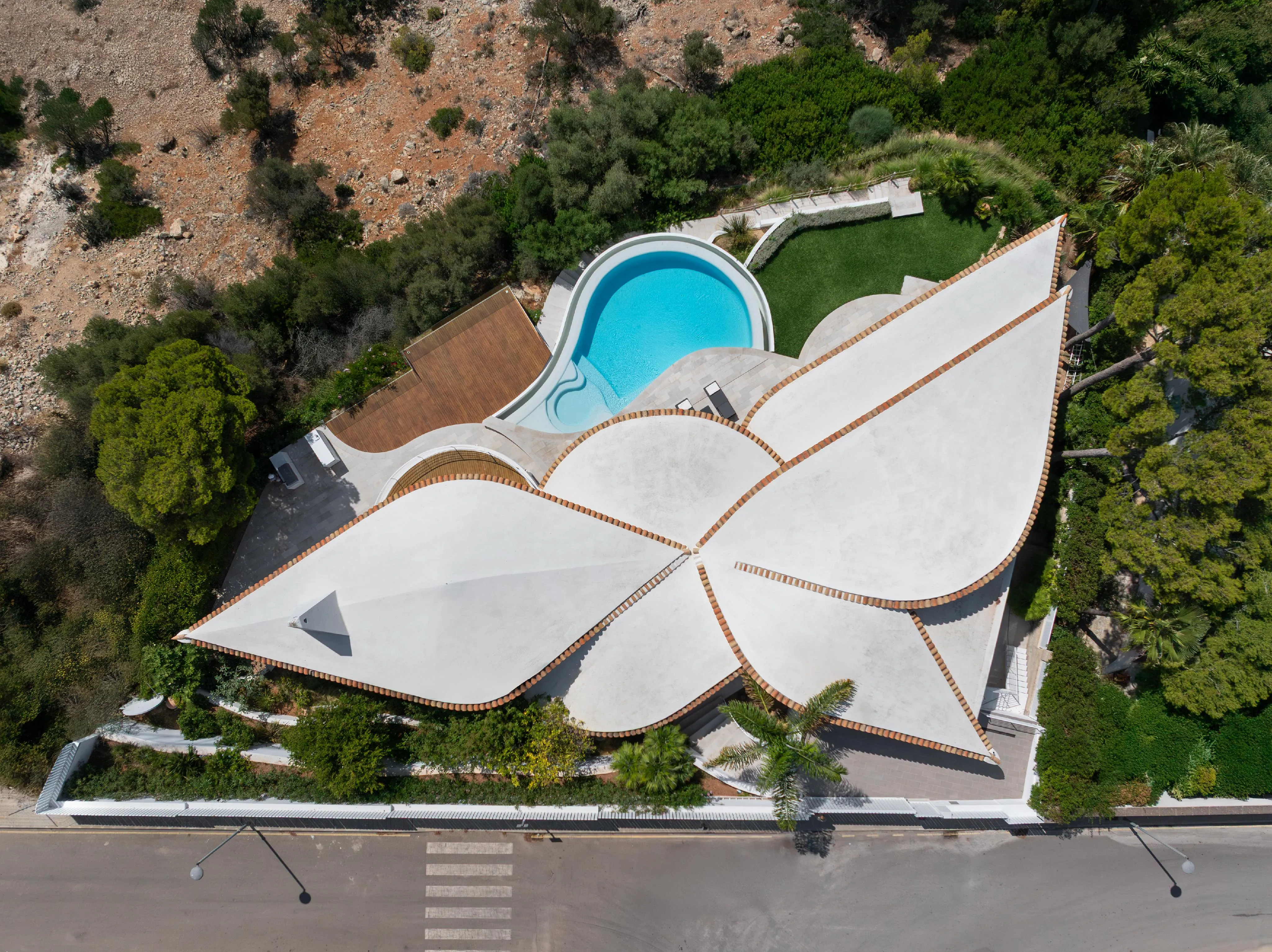 Designer ‘Seagull’ in sought-after location with holiday rental licence-9