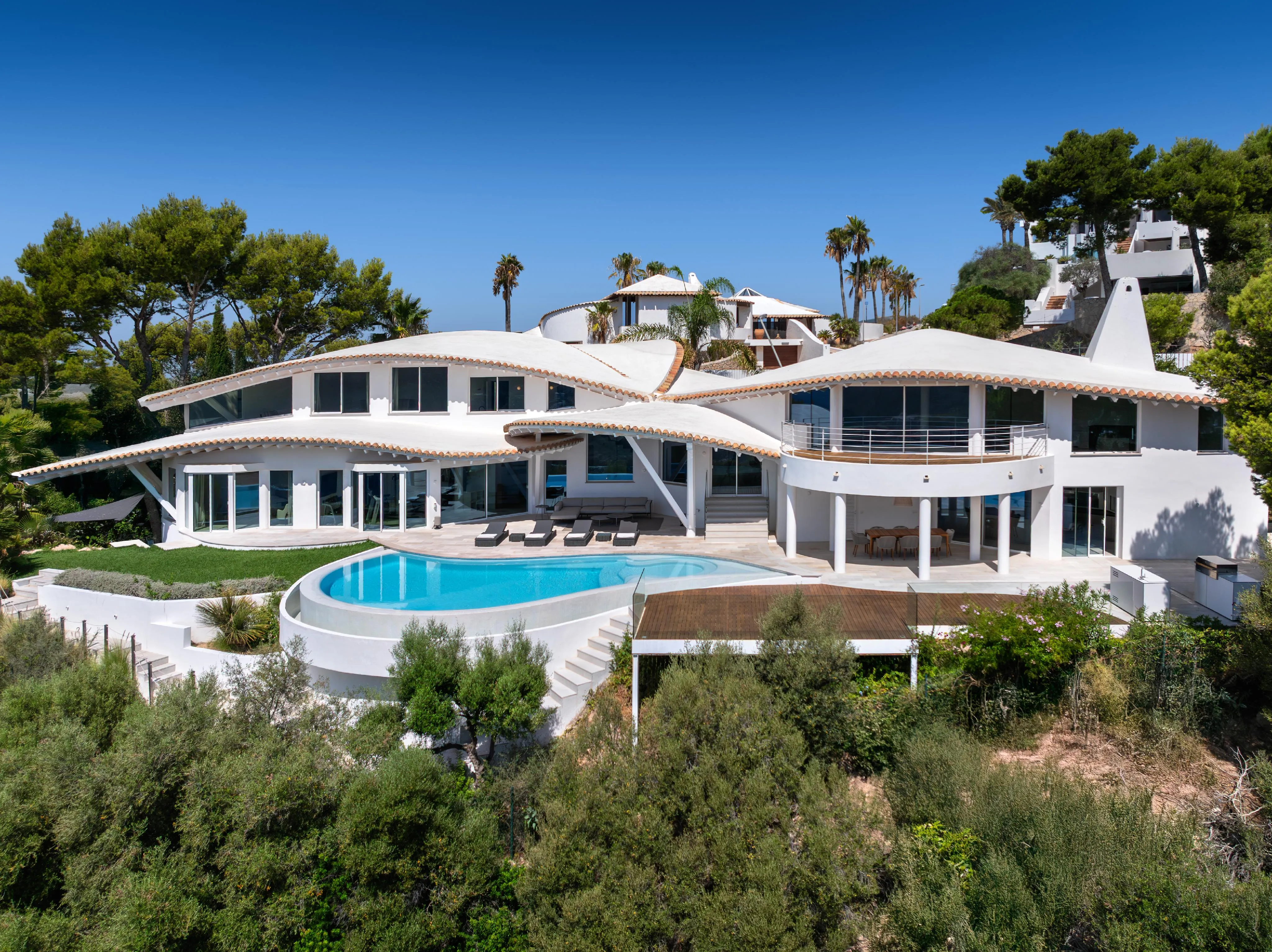 Designer ‘Seagull’ in sought-after location with holiday rental licence-1