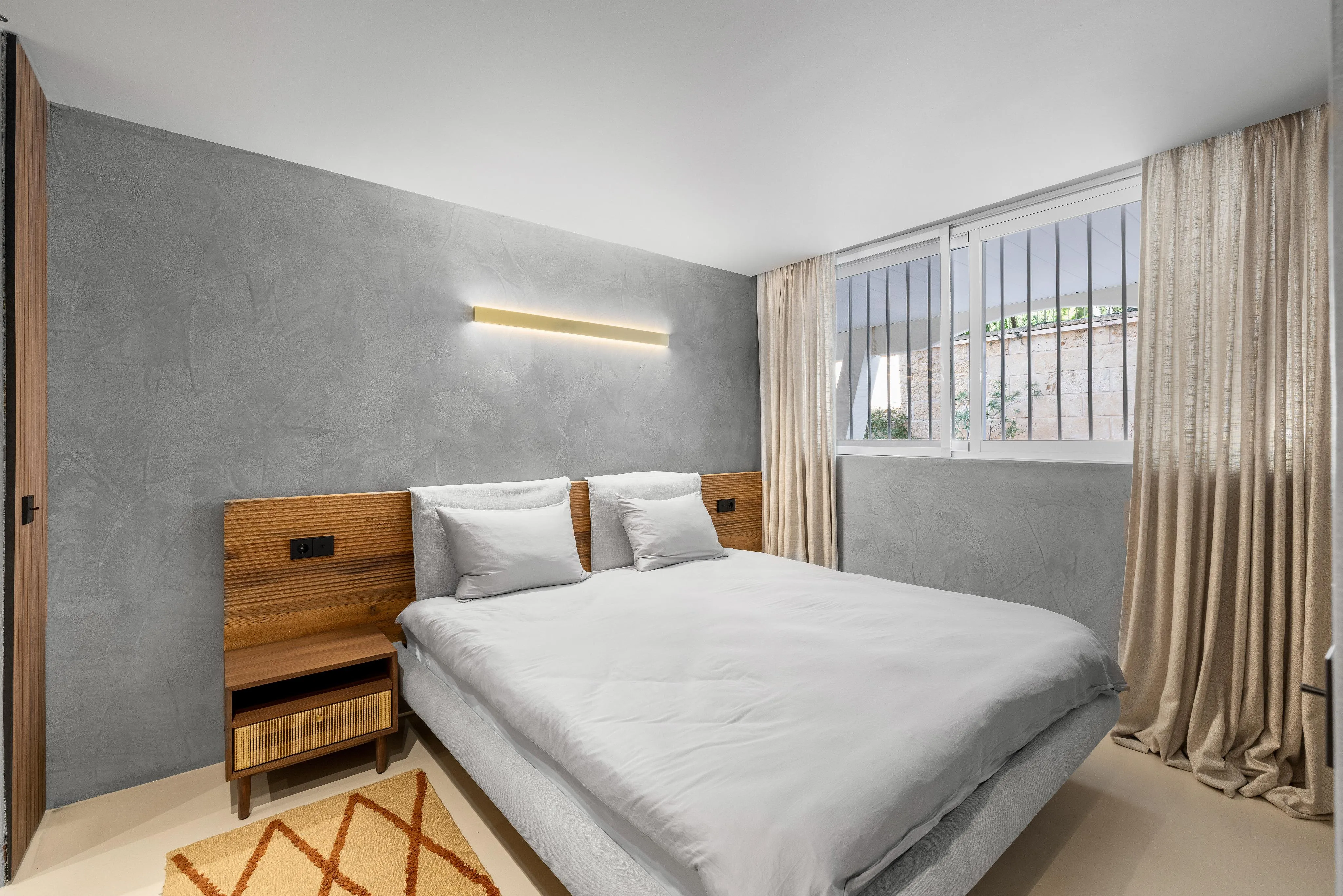 A real gem with stunning harbour & sea views-8