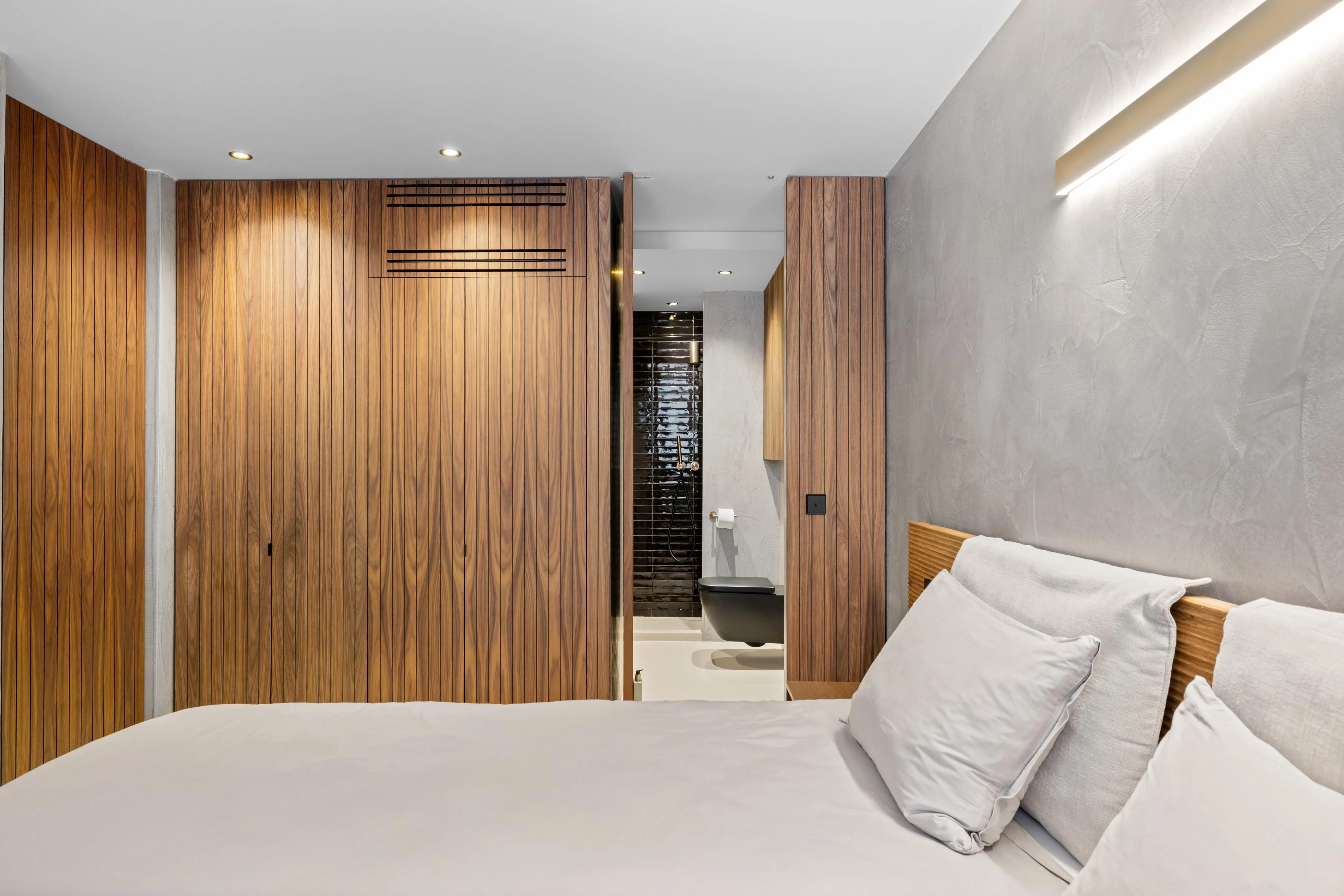 A real gem with stunning harbour & sea views-9