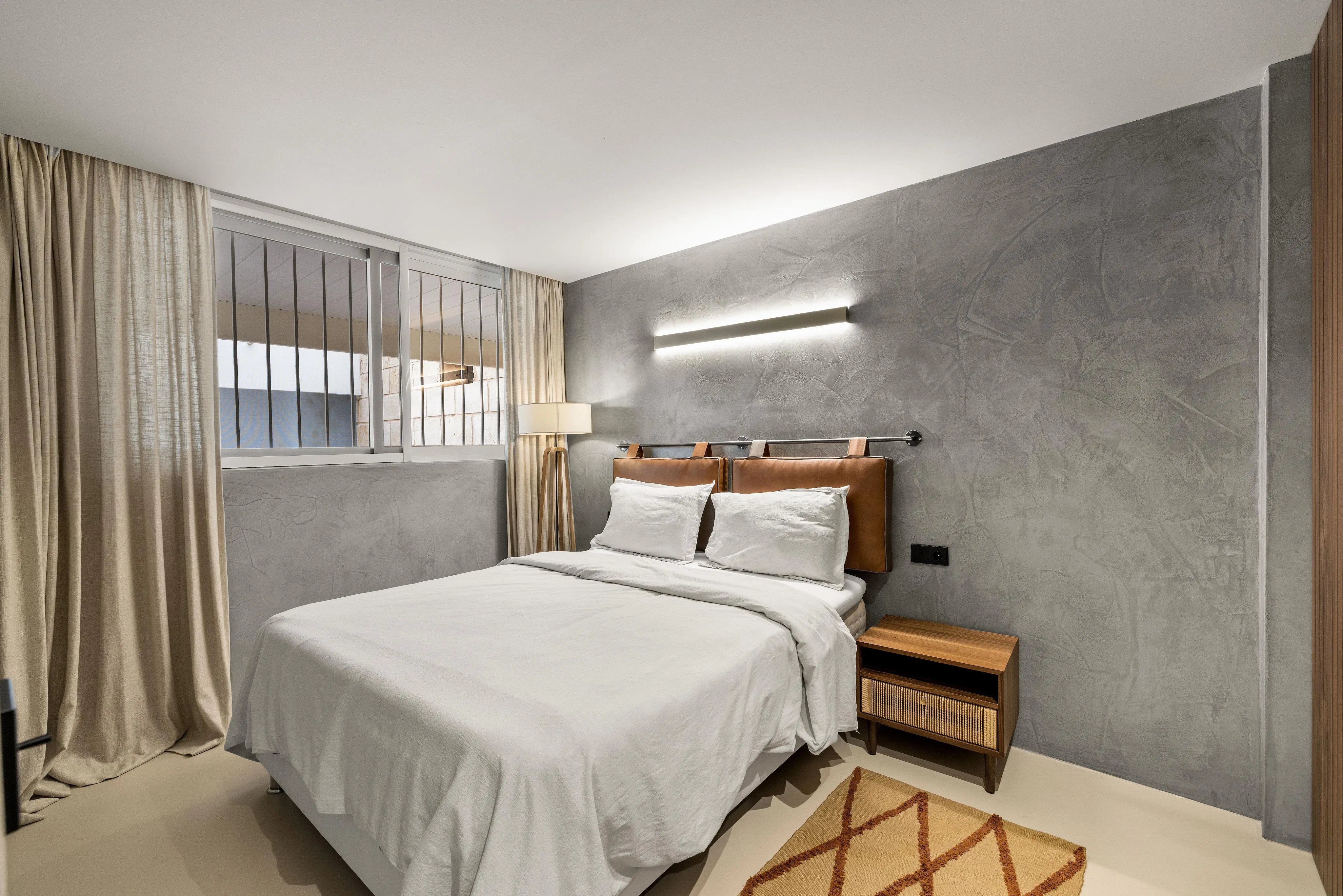 A real gem with stunning harbour & sea views-6