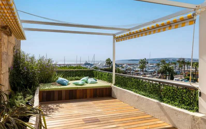 A real gem with stunning harbour & sea views