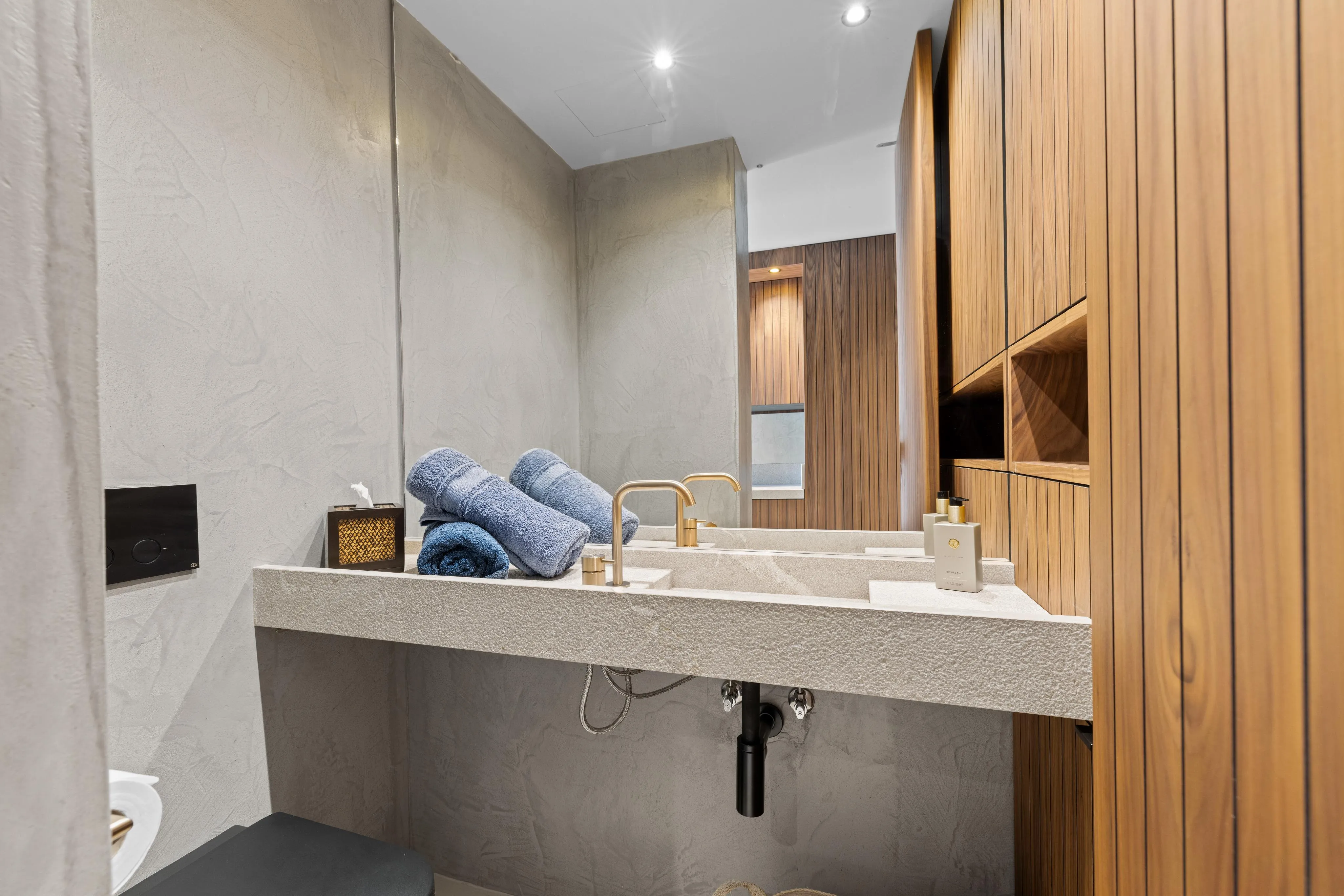 A real gem with stunning harbour & sea views-11