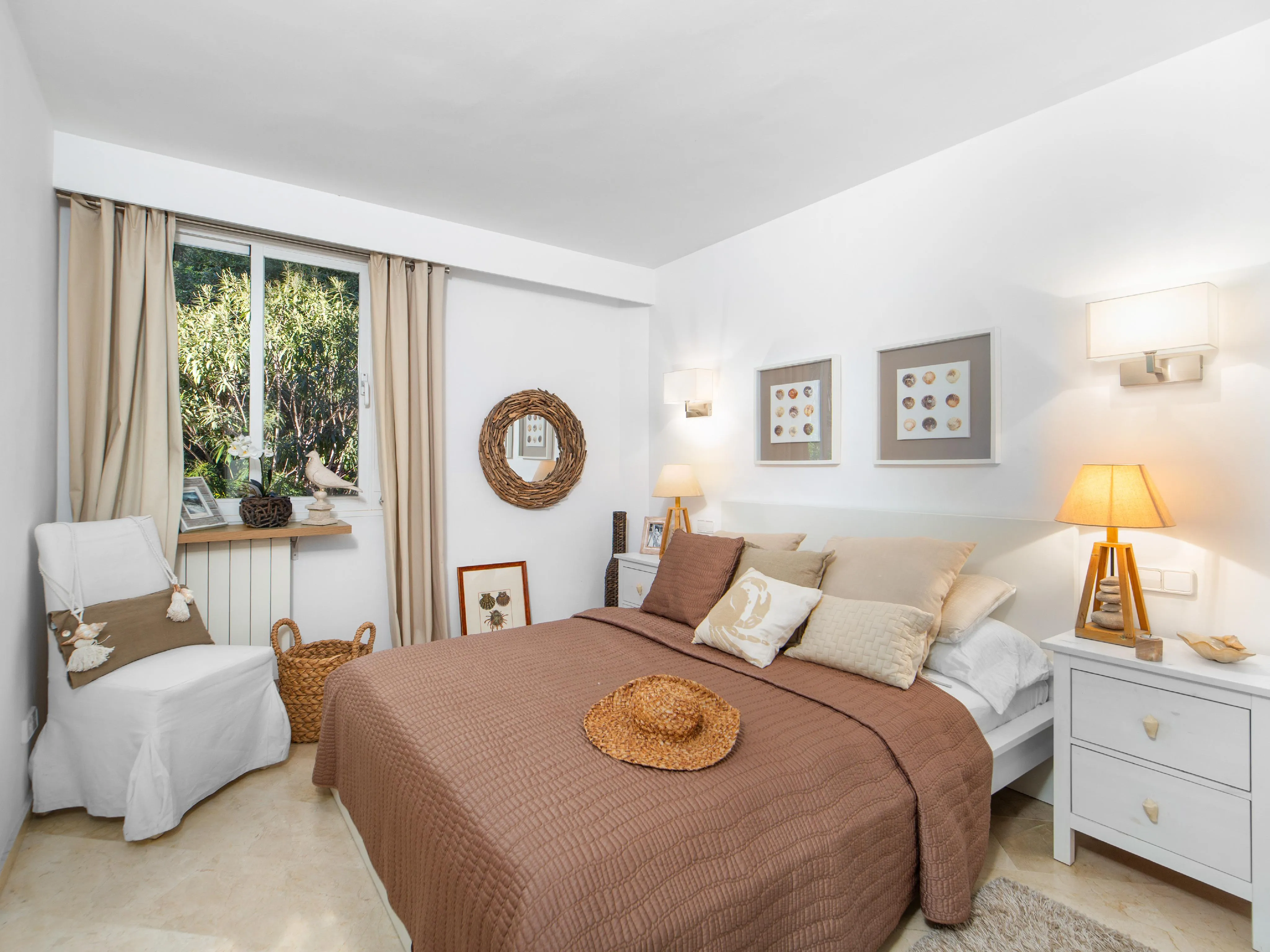 Generous sea view apartment close to golf-12