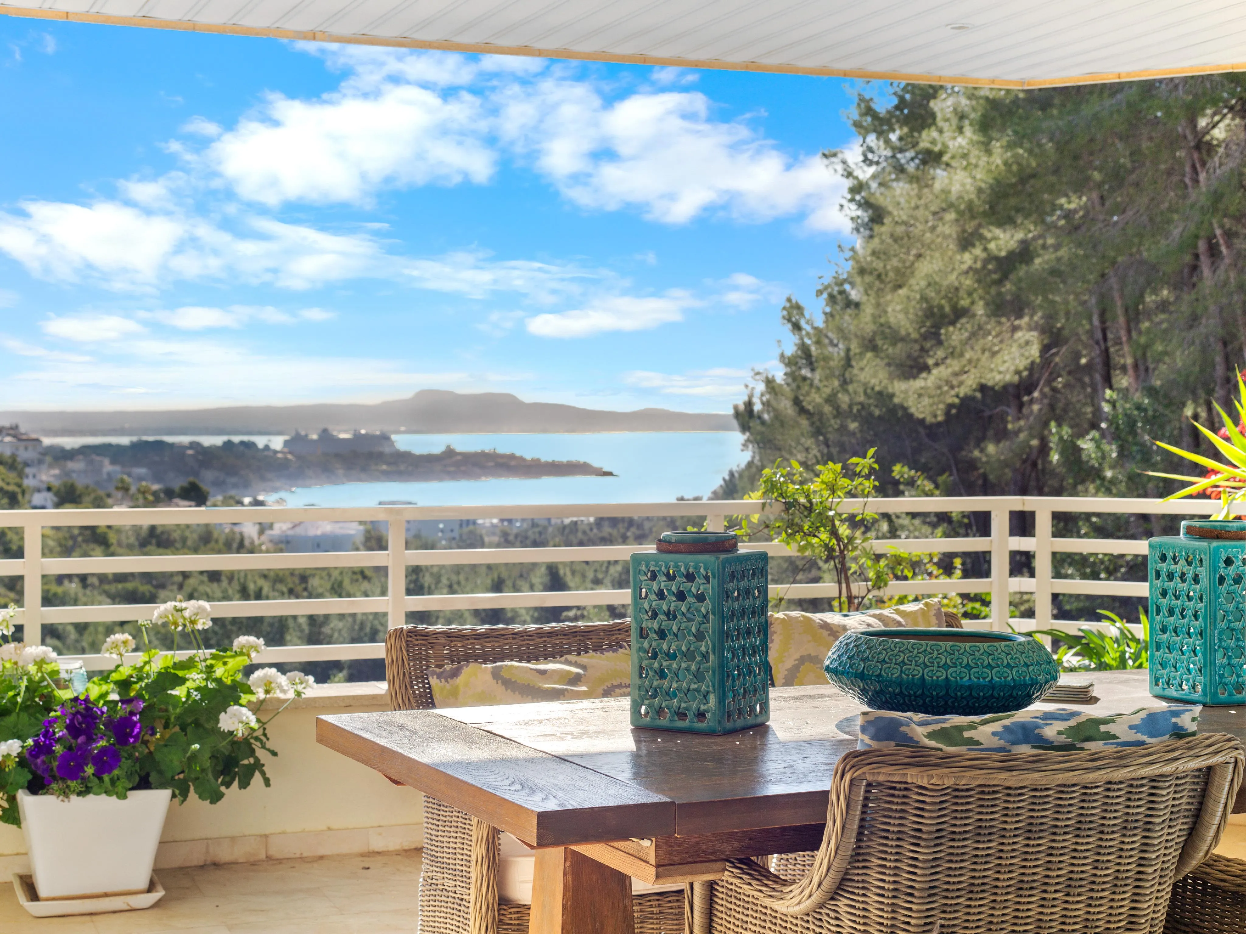 Generous sea view apartment close to golf-1