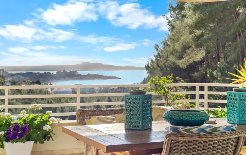 Generous sea view apartment close to golf