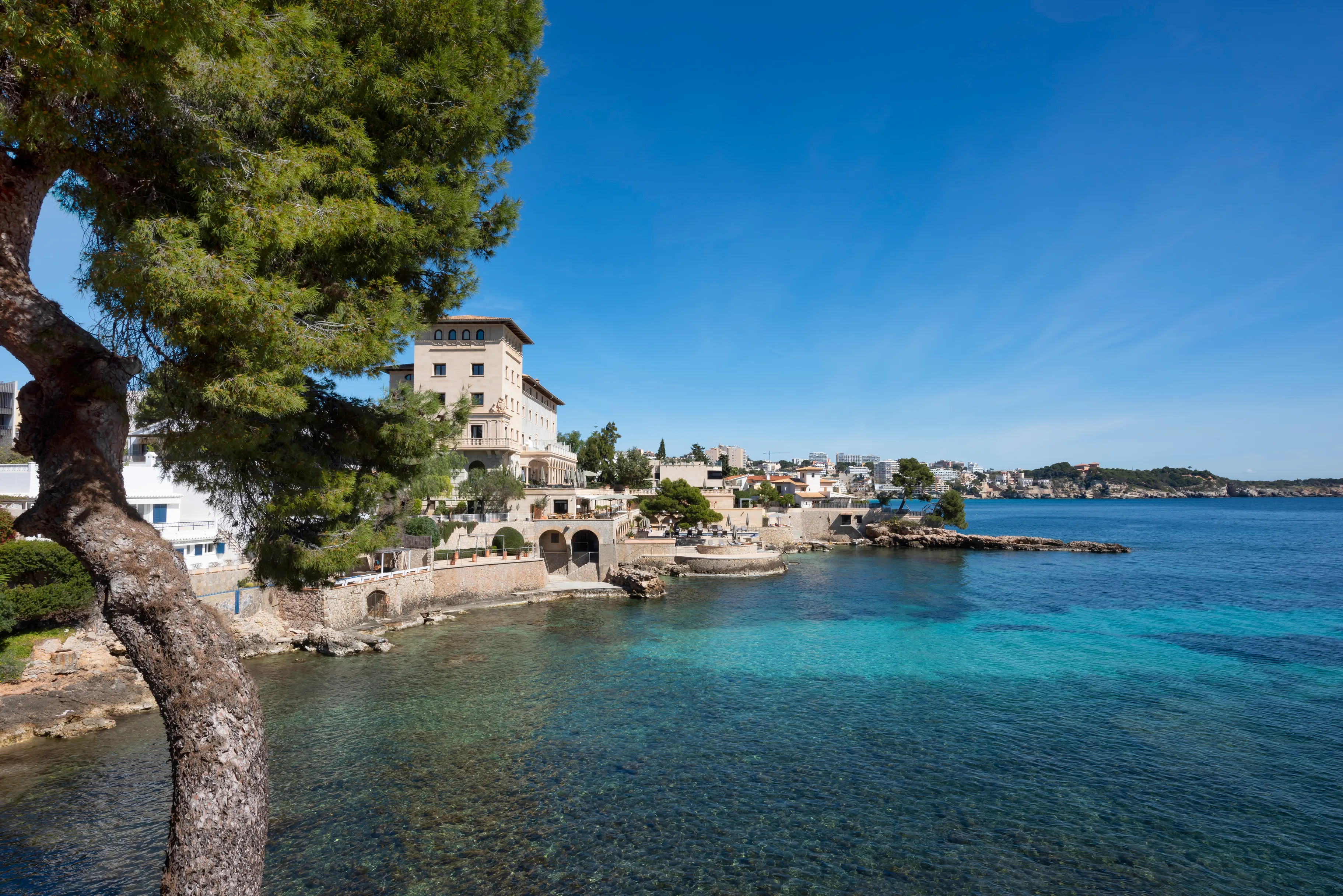 Generous sea view apartment close to golf-18