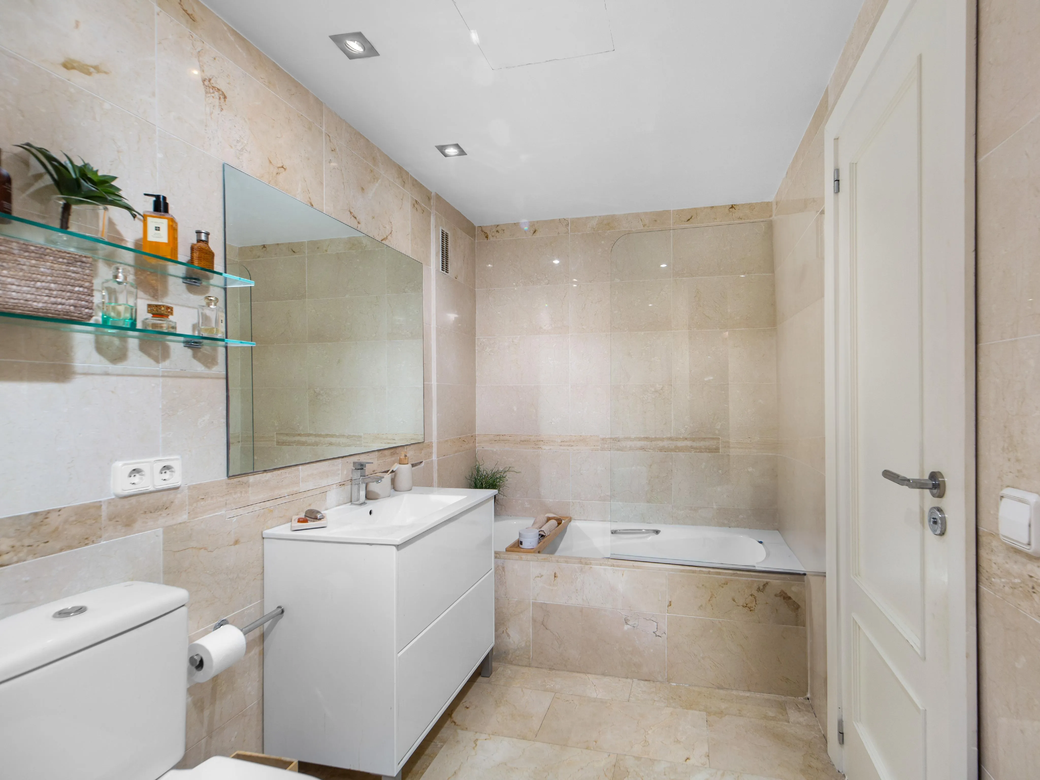 Generous sea view apartment close to golf-9