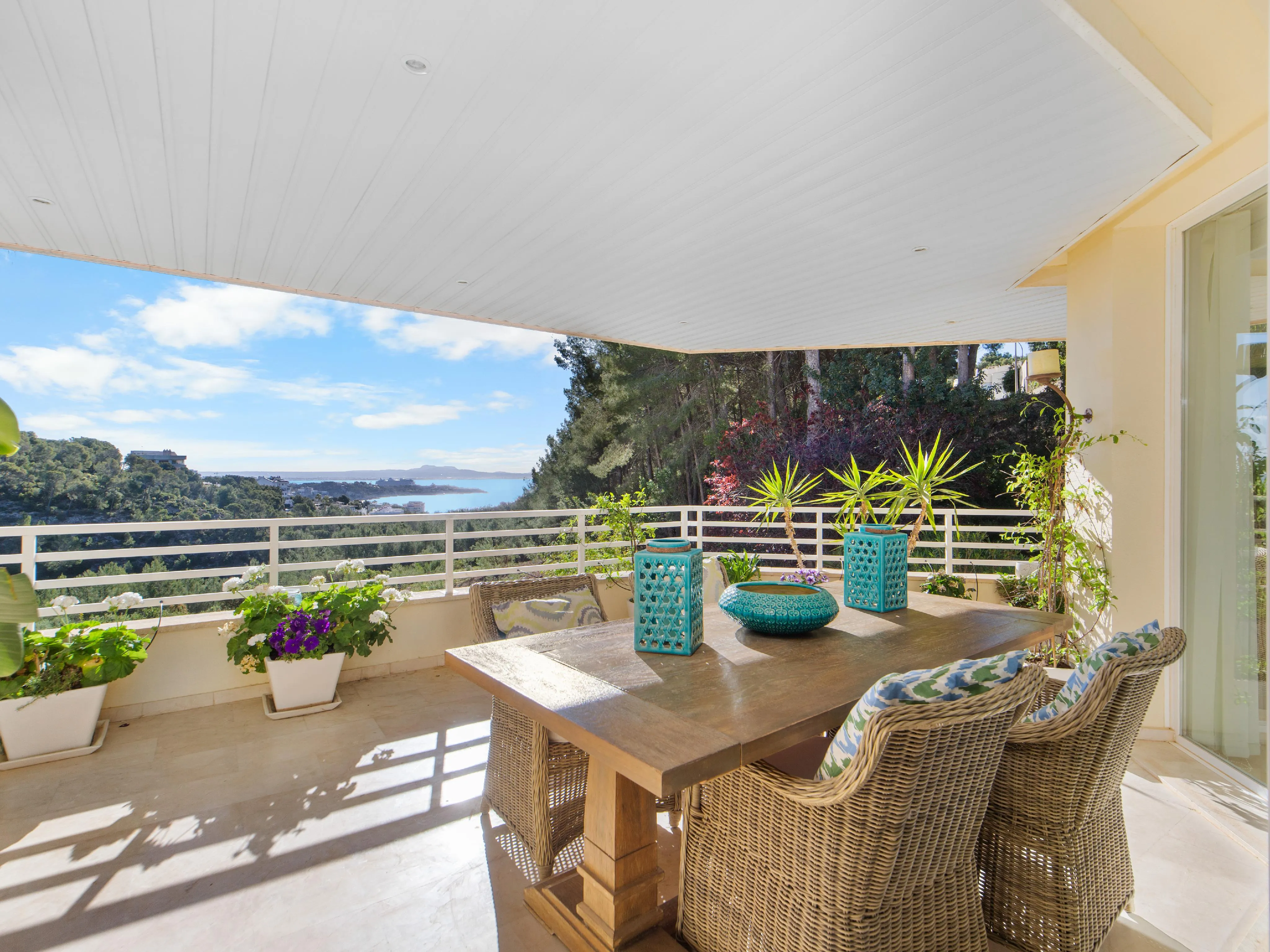 Generous sea view apartment close to golf-15