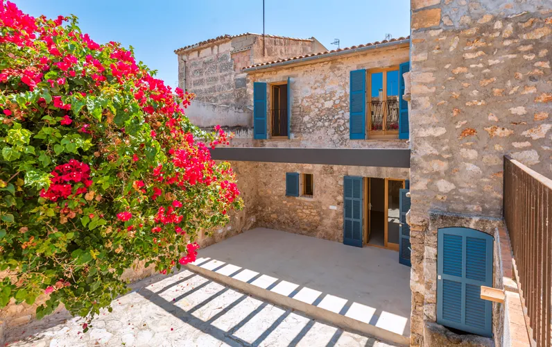 Renovada casa de pueblo con un patio grande