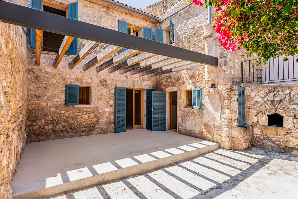 Hoogwaardig gerenoveerd herenhuis met grote patio-9