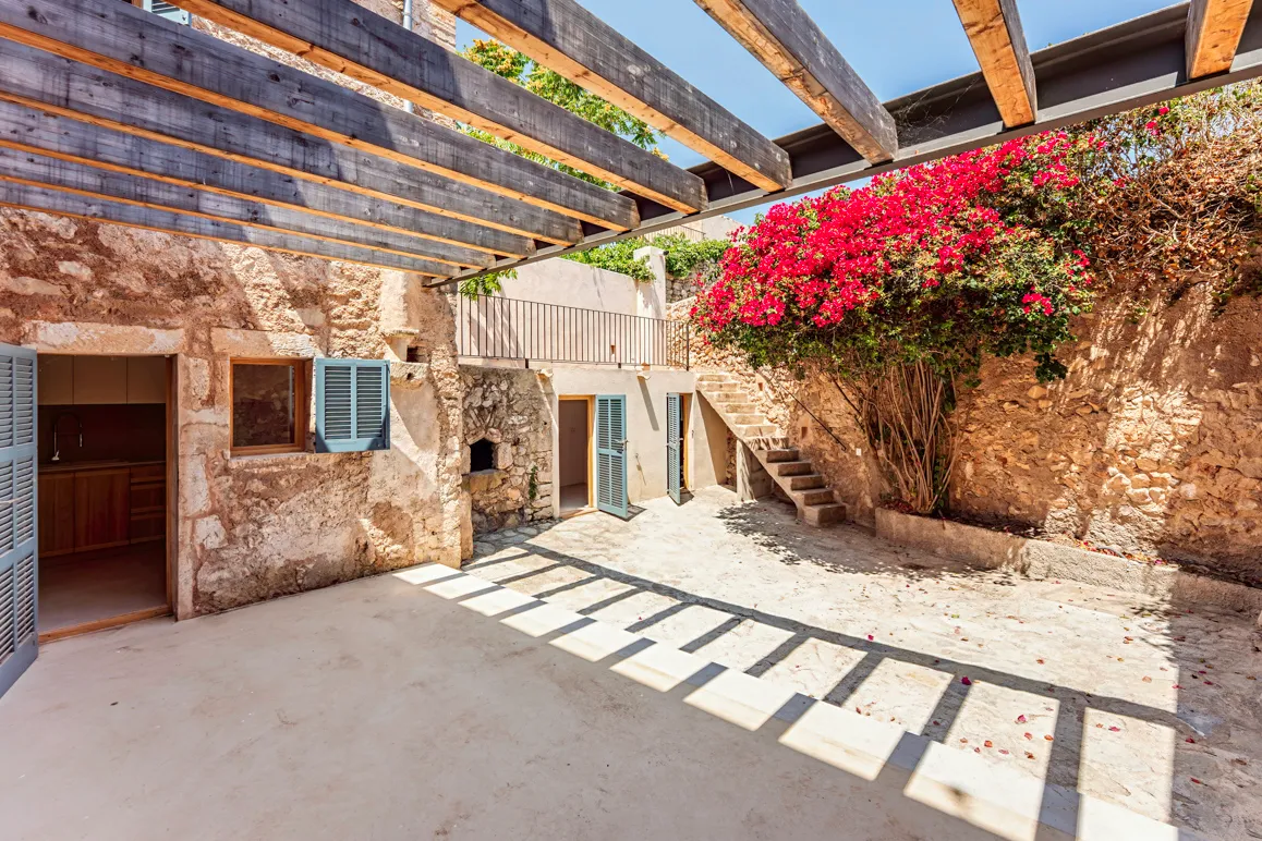 Renoveret rækkehus af høj kvalitet med stor terrasse-2