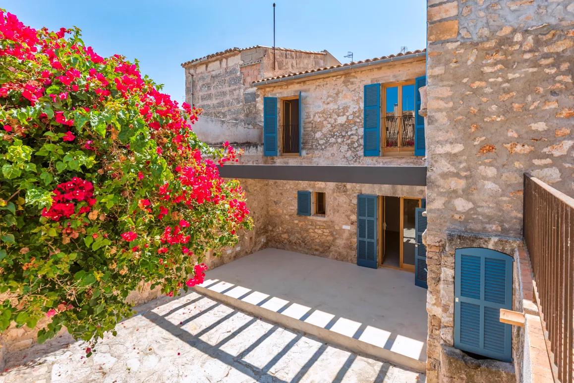 Renoveret rækkehus af høj kvalitet med stor terrasse-1