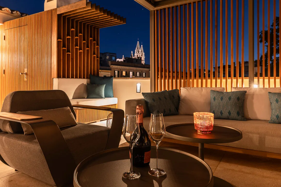 Spacious penthouse with exclusive terraces – urban luxury on a single level-30