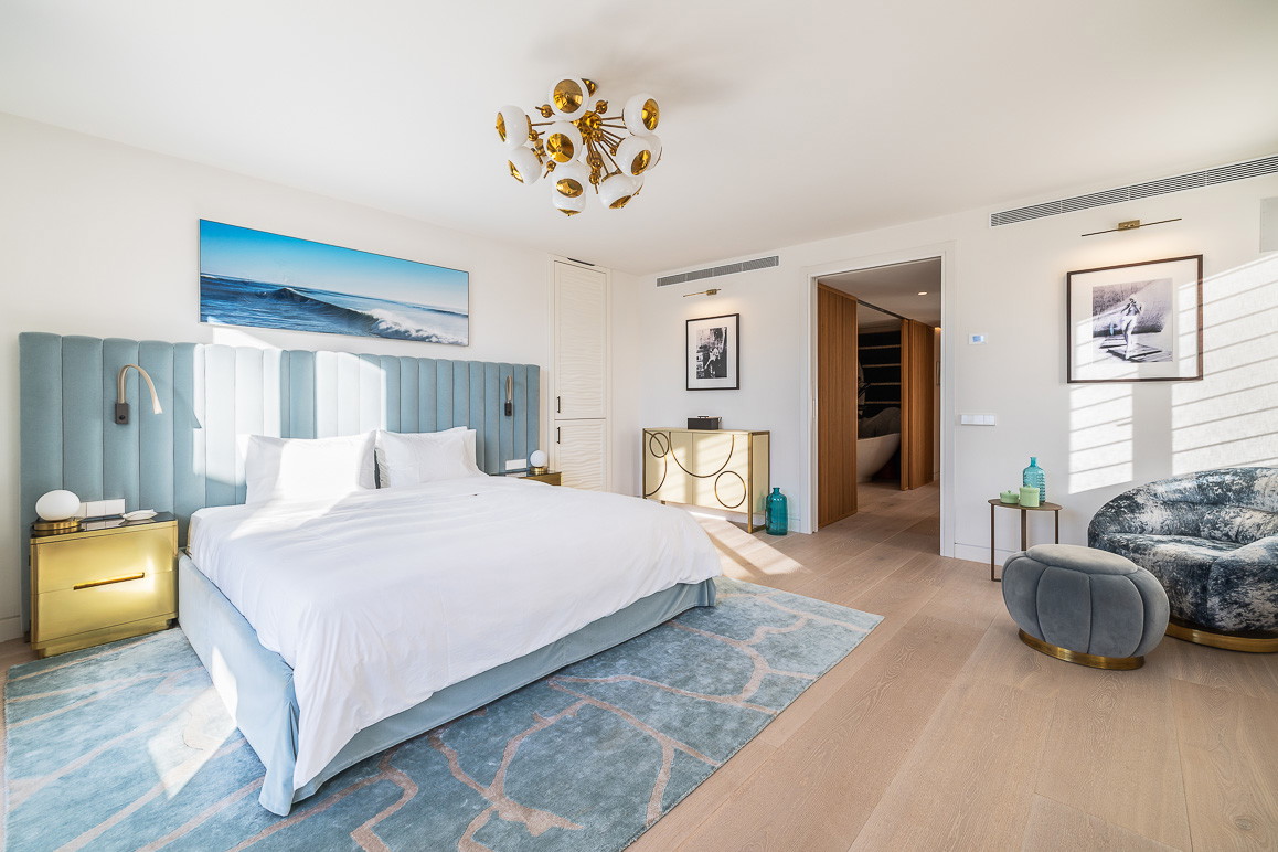 Spacious penthouse with exclusive terraces – urban luxury on a single level-17