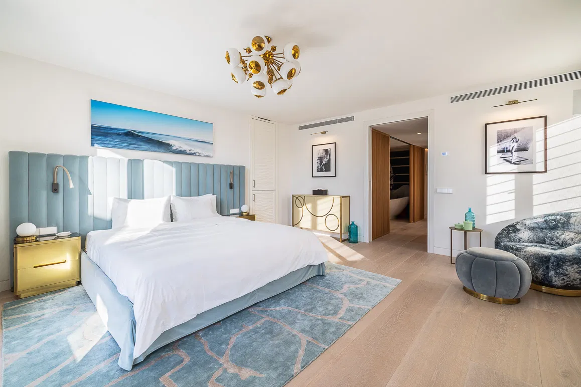 Spacious penthouse with exclusive terraces – urban luxury on a single level-17