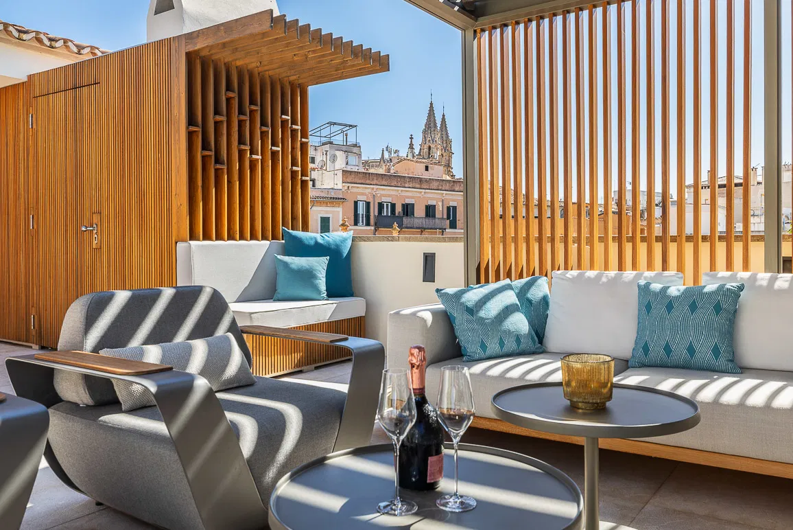 Spacious penthouse with exclusive terraces – urban luxury on a single level-2