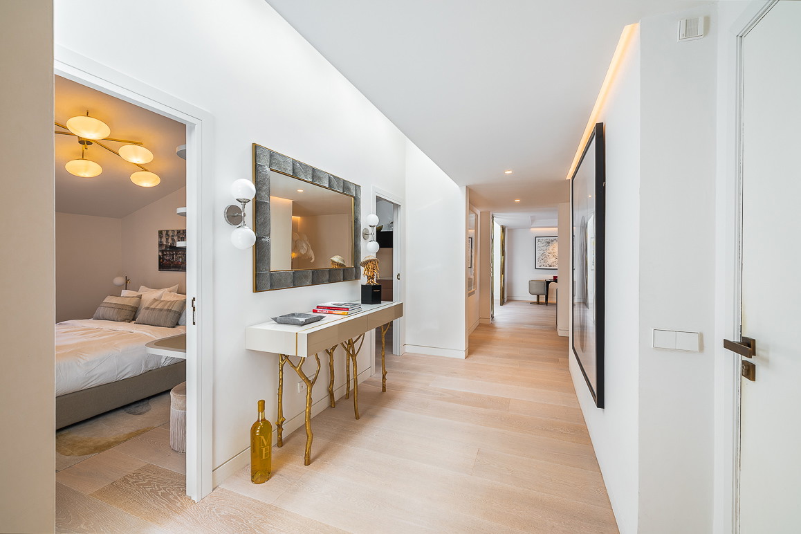 Spacious penthouse with exclusive terraces – urban luxury on a single level-14