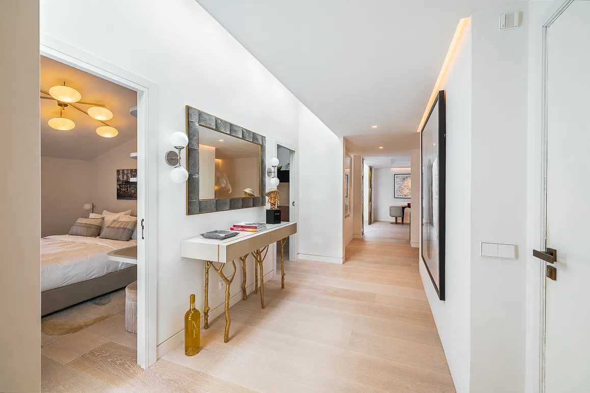 Spacious penthouse with exclusive terraces – urban luxury on a single level-14