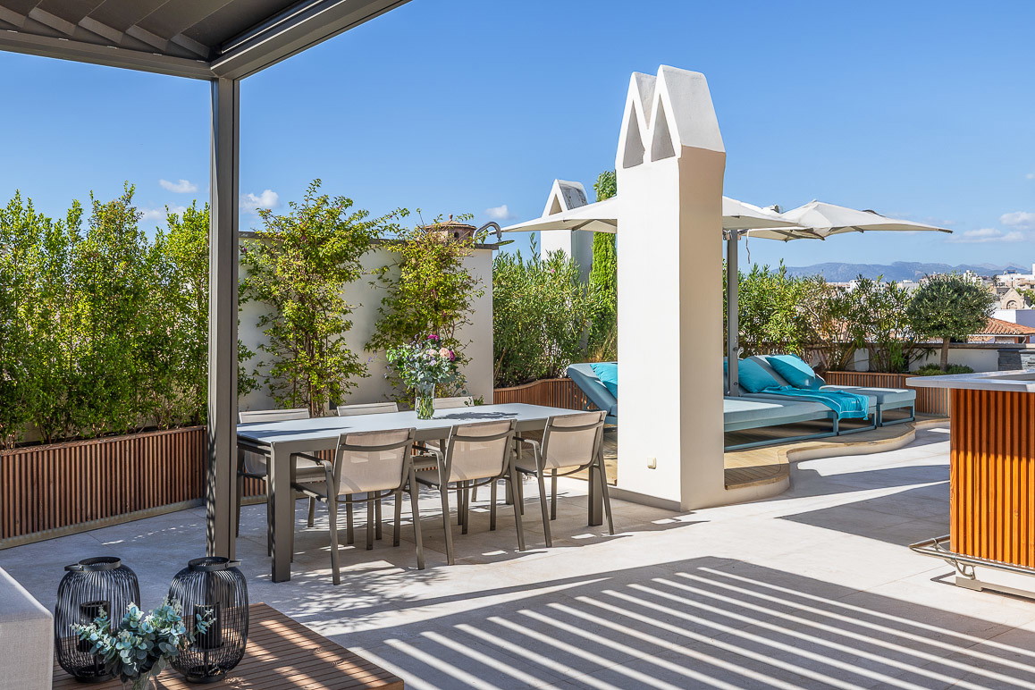 Spacious penthouse with exclusive terraces – urban luxury on a single level-11