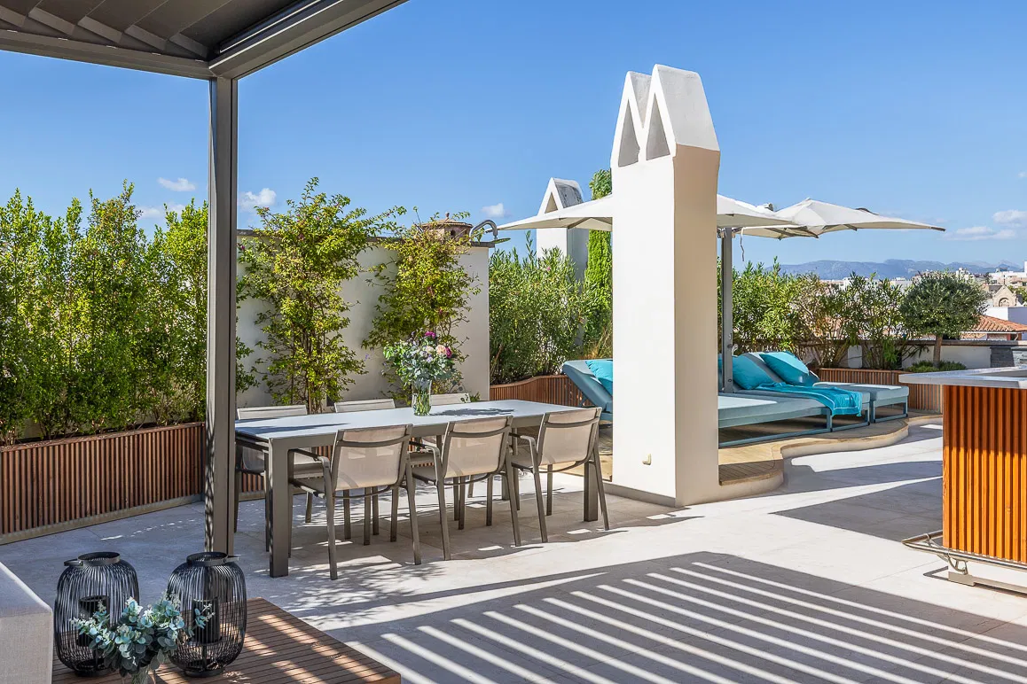 Spacious penthouse with exclusive terraces – urban luxury on a single level-11