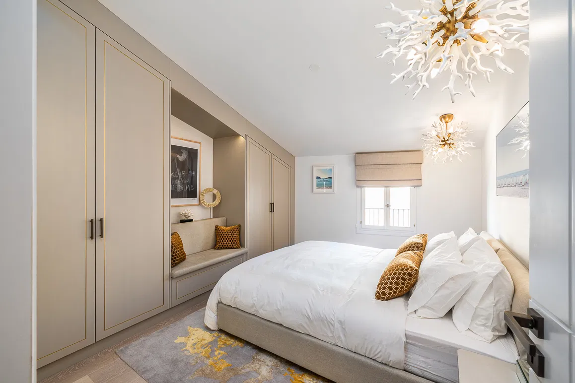 Spacious penthouse with exclusive terraces – urban luxury on a single level-24