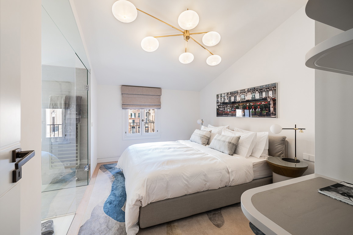 Spacious penthouse with exclusive terraces – urban luxury on a single level-22