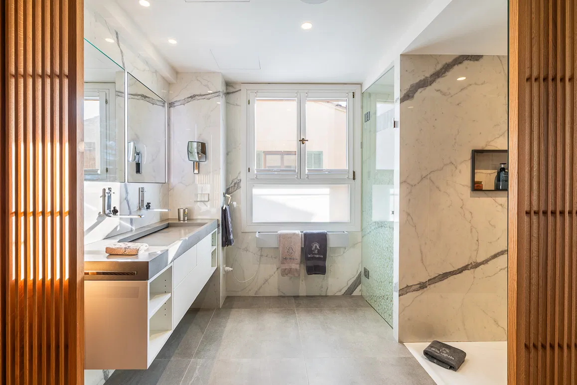 Spacious penthouse with exclusive terraces – urban luxury on a single level-21