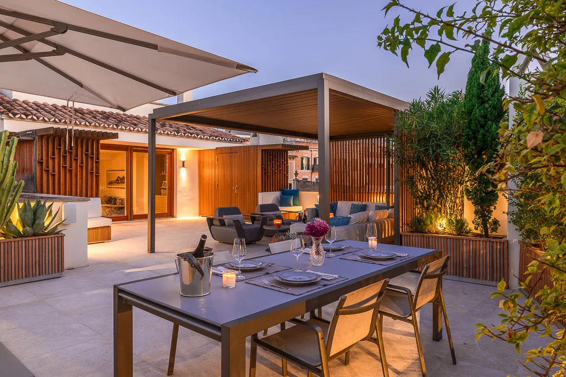 Spacious penthouse with exclusive terraces – urban luxury on a single level-26
