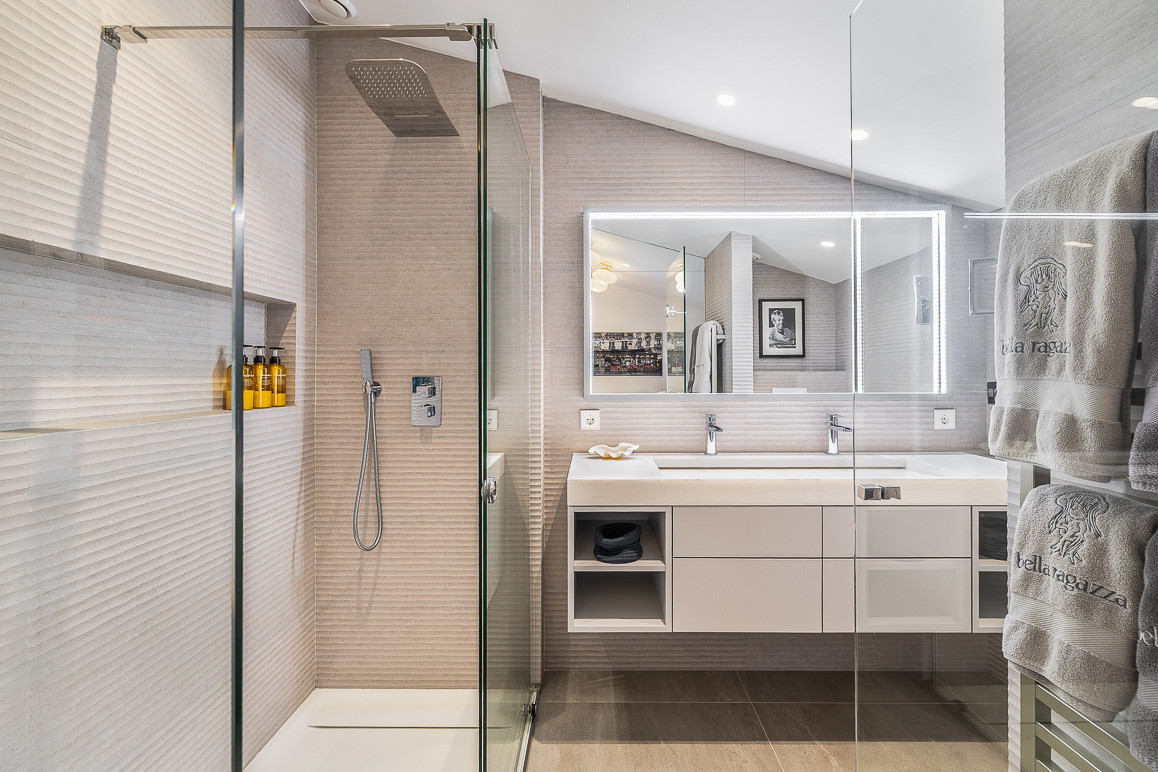 Spacious penthouse with exclusive terraces – urban luxury on a single level-23