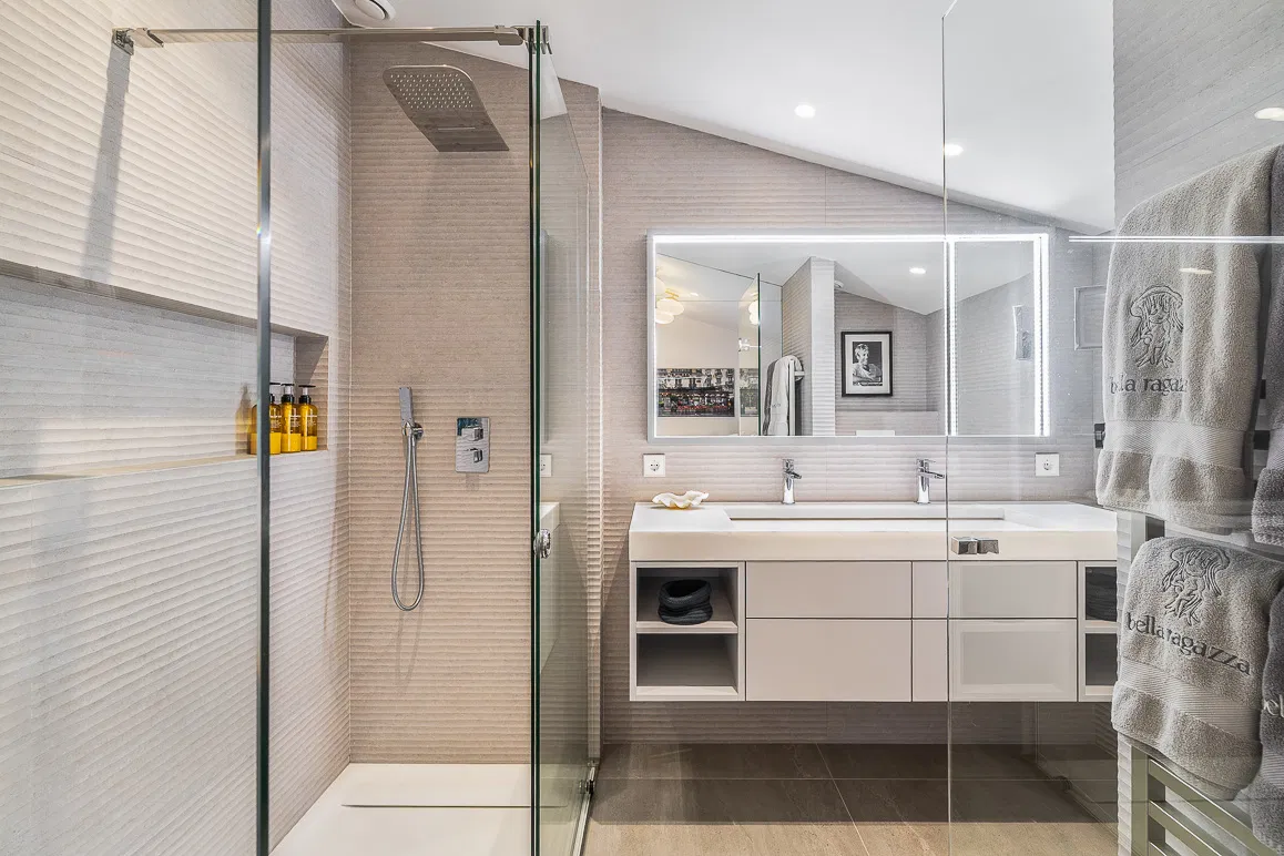 Spacious penthouse with exclusive terraces – urban luxury on a single level-23