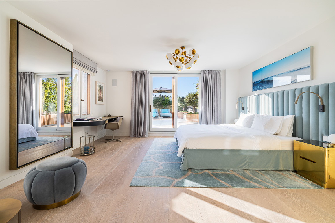 Spacious penthouse with exclusive terraces – urban luxury on a single level-16
