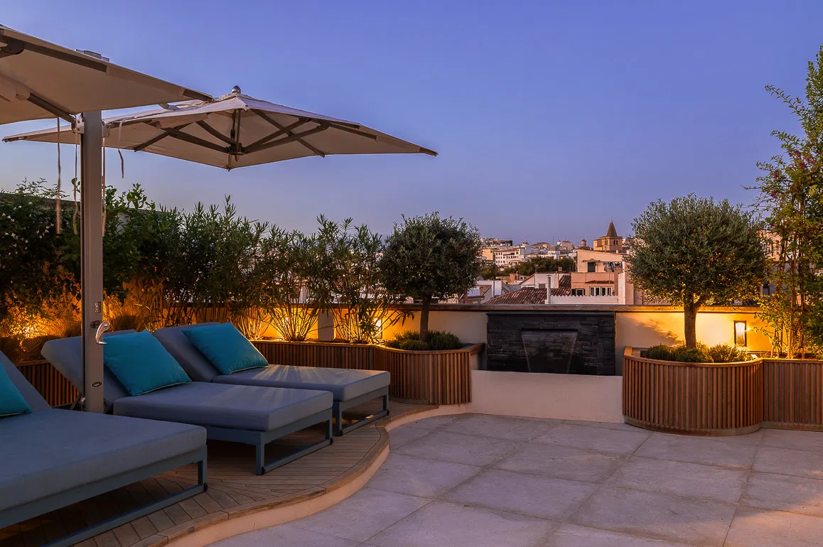 Spacious penthouse with exclusive terraces – urban luxury on a single level-29