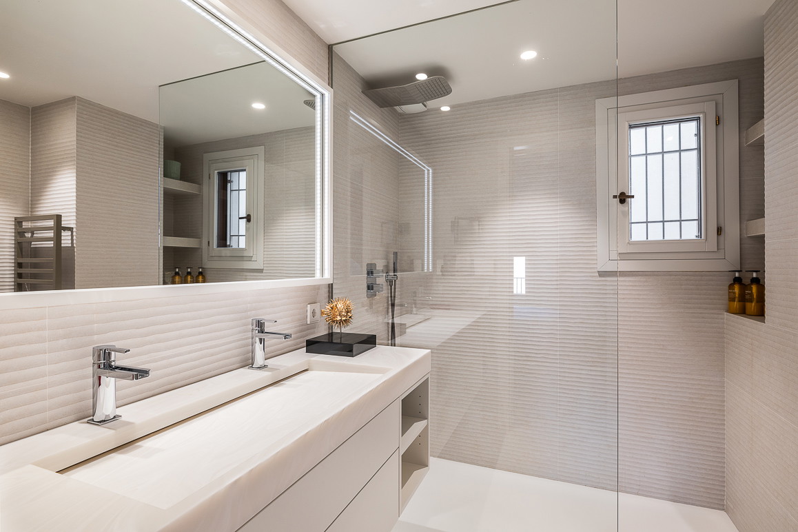 Spacious penthouse with exclusive terraces – urban luxury on a single level-25