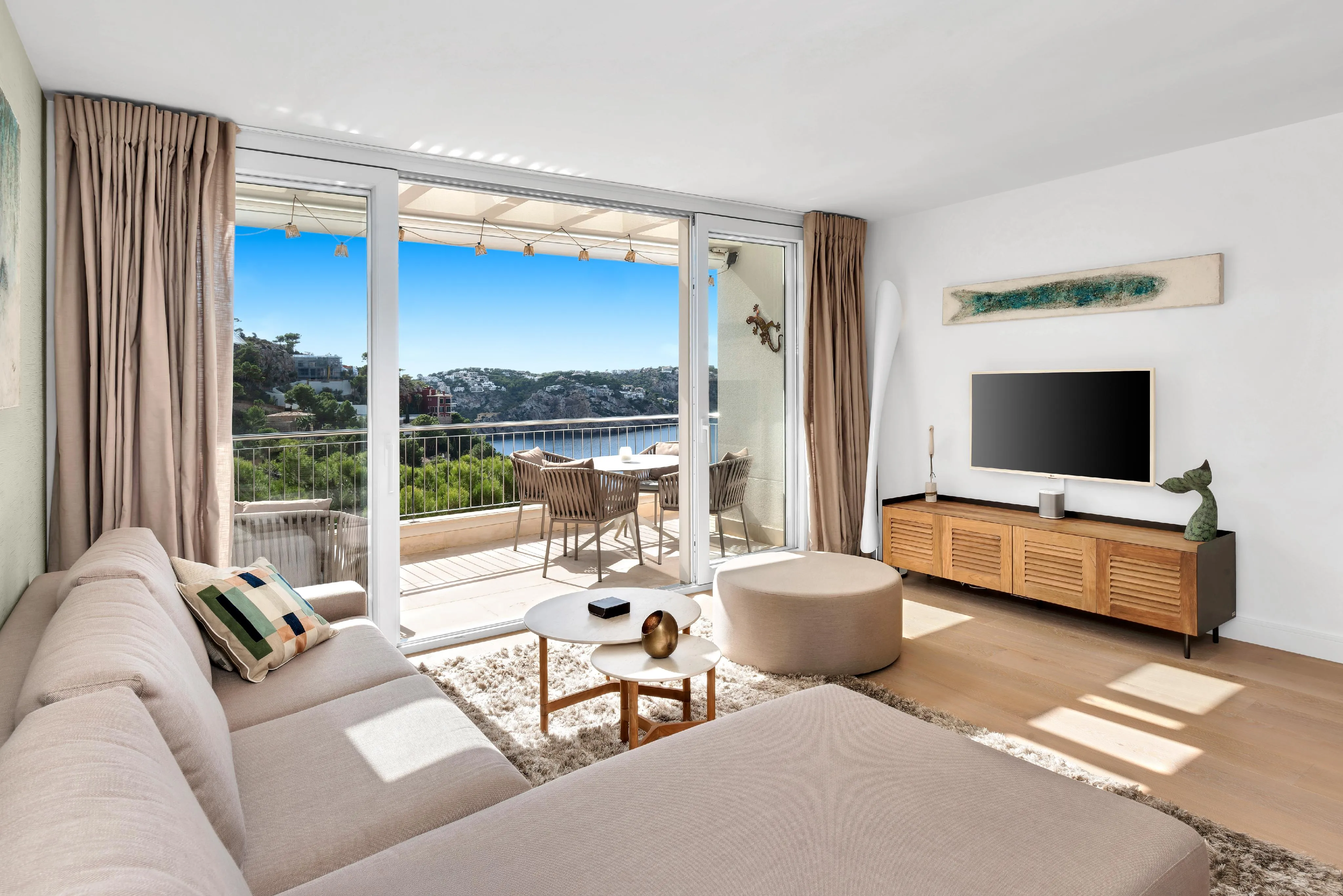 Exclusive apartment with stunning sea views in a sought-after location near the marina-4