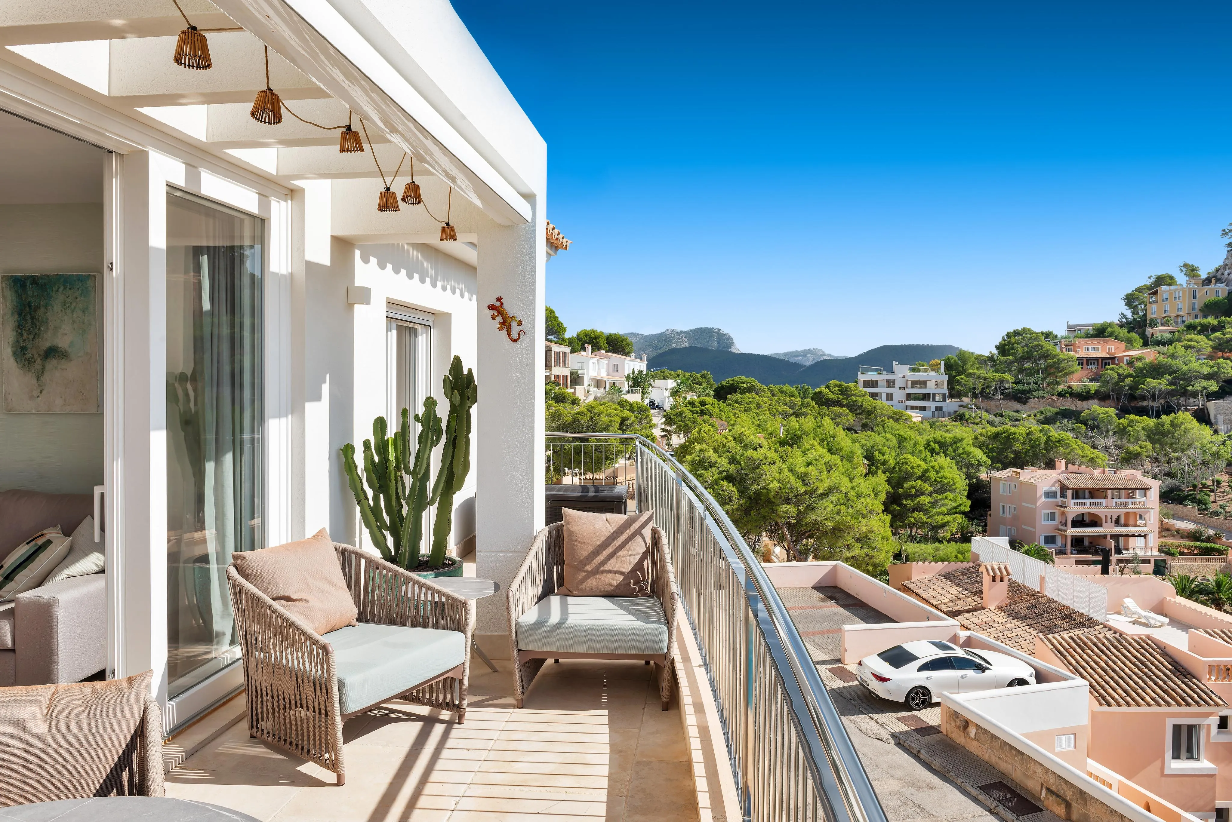 Exclusive apartment with stunning sea views in a sought-after location near the marina-15