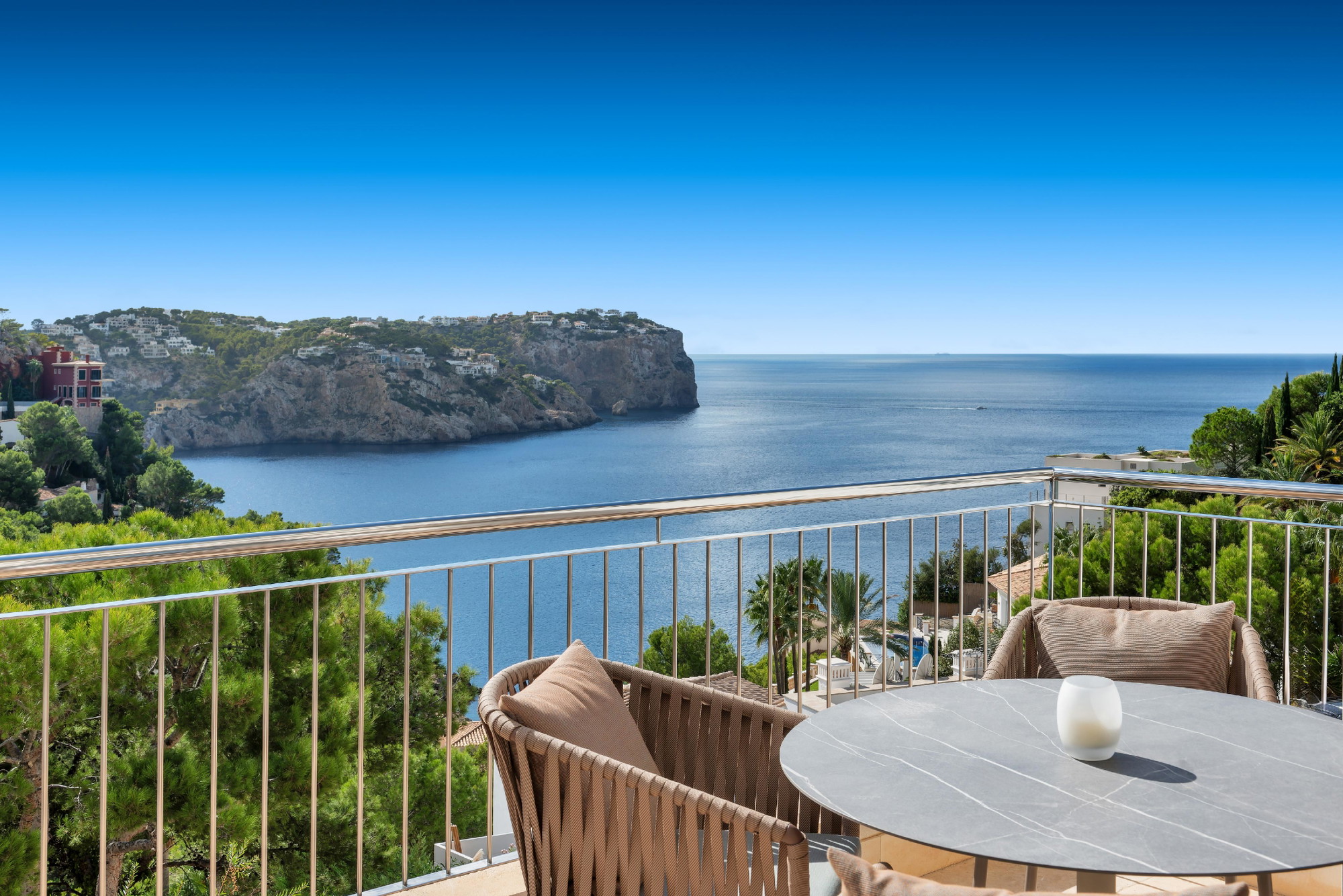 Exclusive apartment with stunning sea views in a sought-after location near the marina