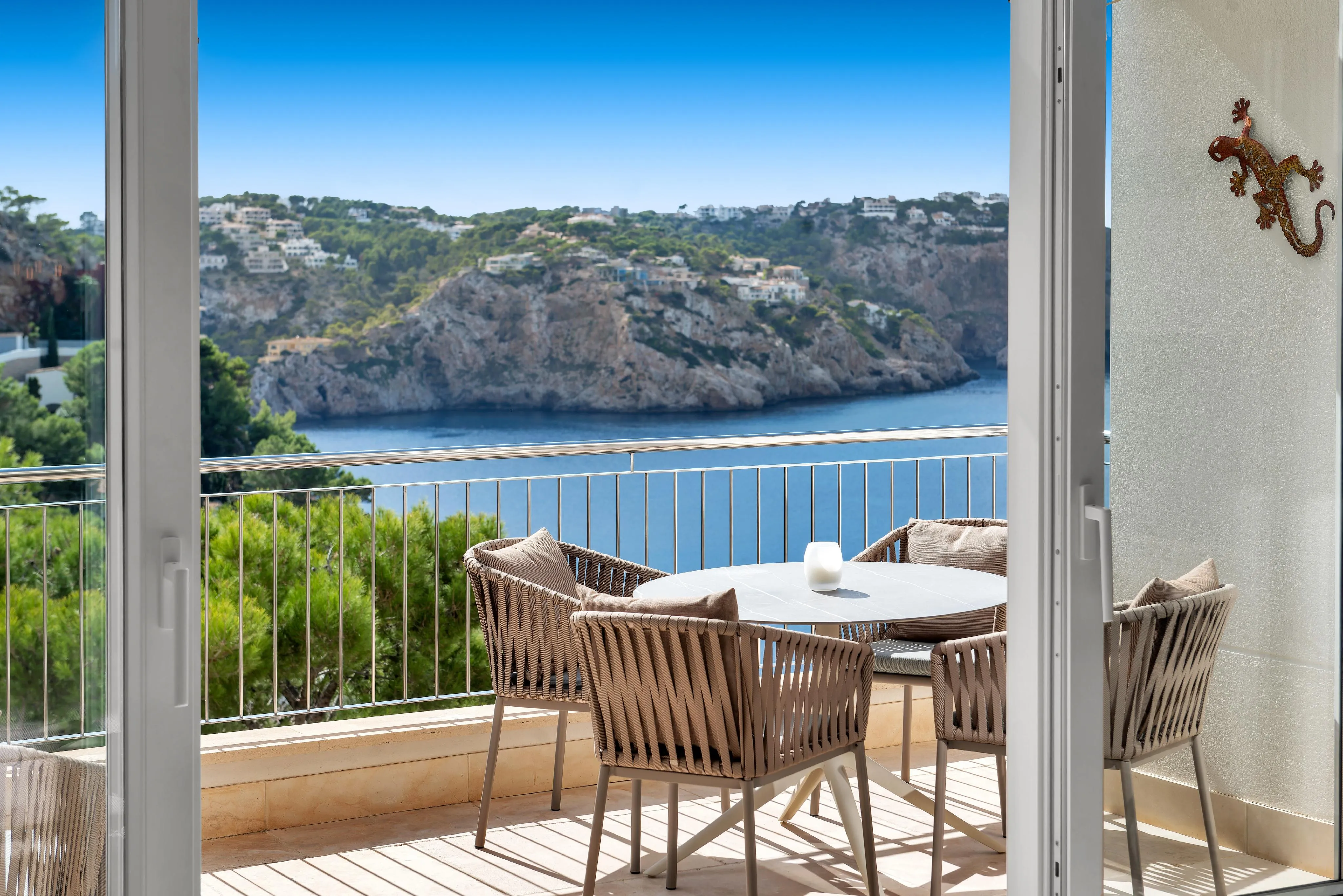 Exclusive apartment with stunning sea views in a sought-after location near the marina-7