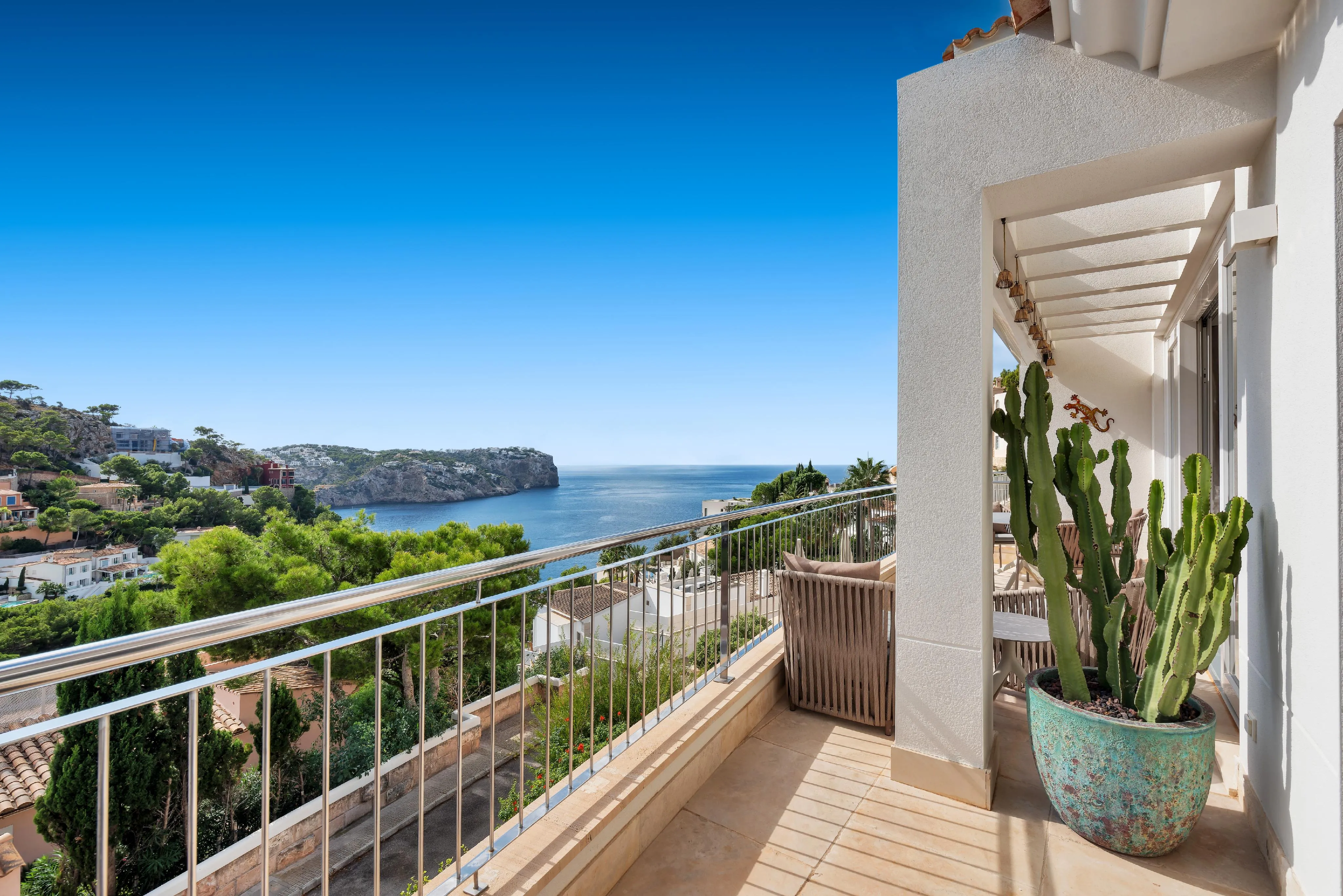 Exclusive apartment with stunning sea views in a sought-after location near the marina-13