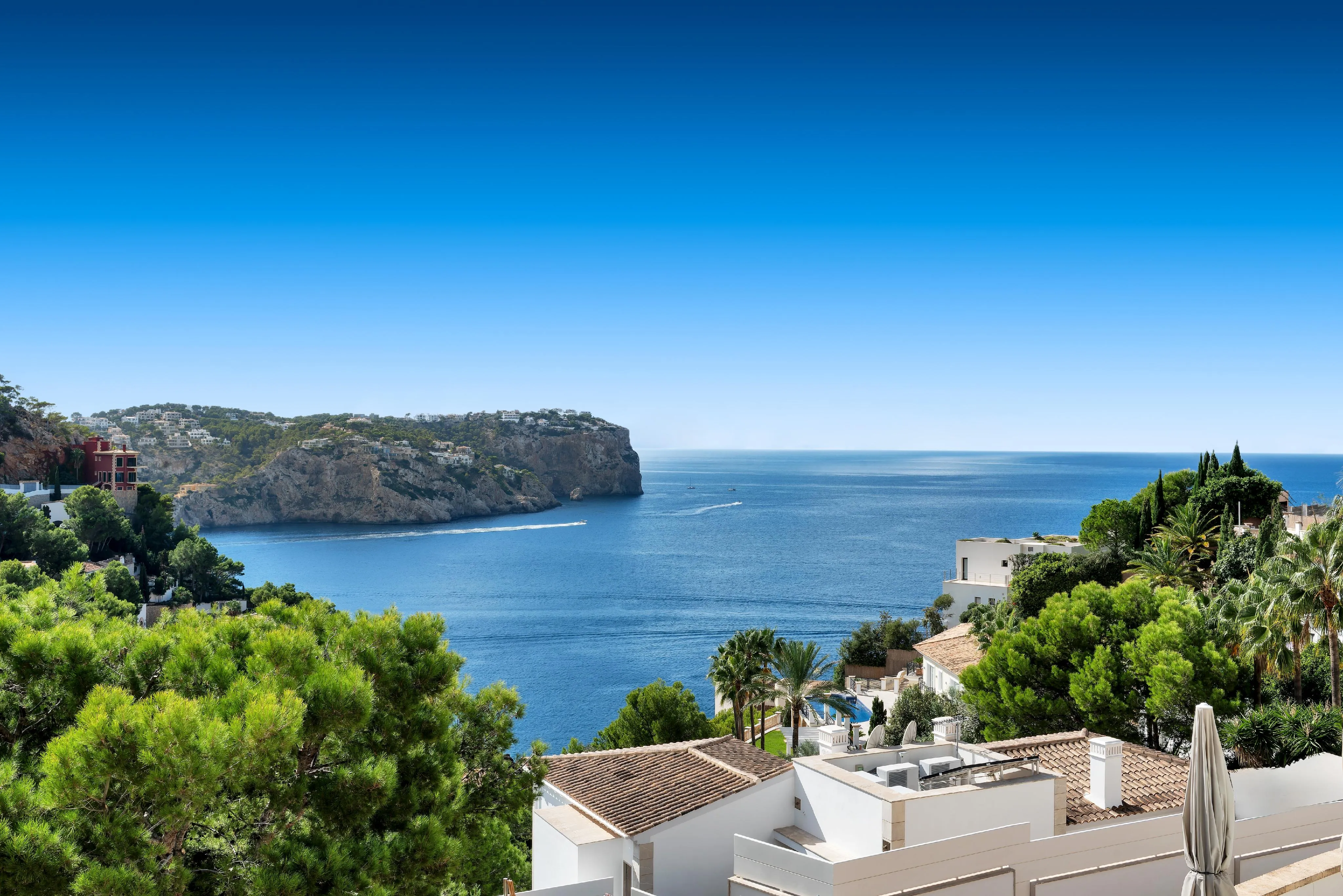 Exclusive apartment with stunning sea views in a sought-after location near the marina-12