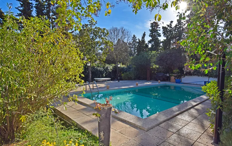 Zabytkowa kamienica z basenem i dużym ogrodem w sercu Alaro