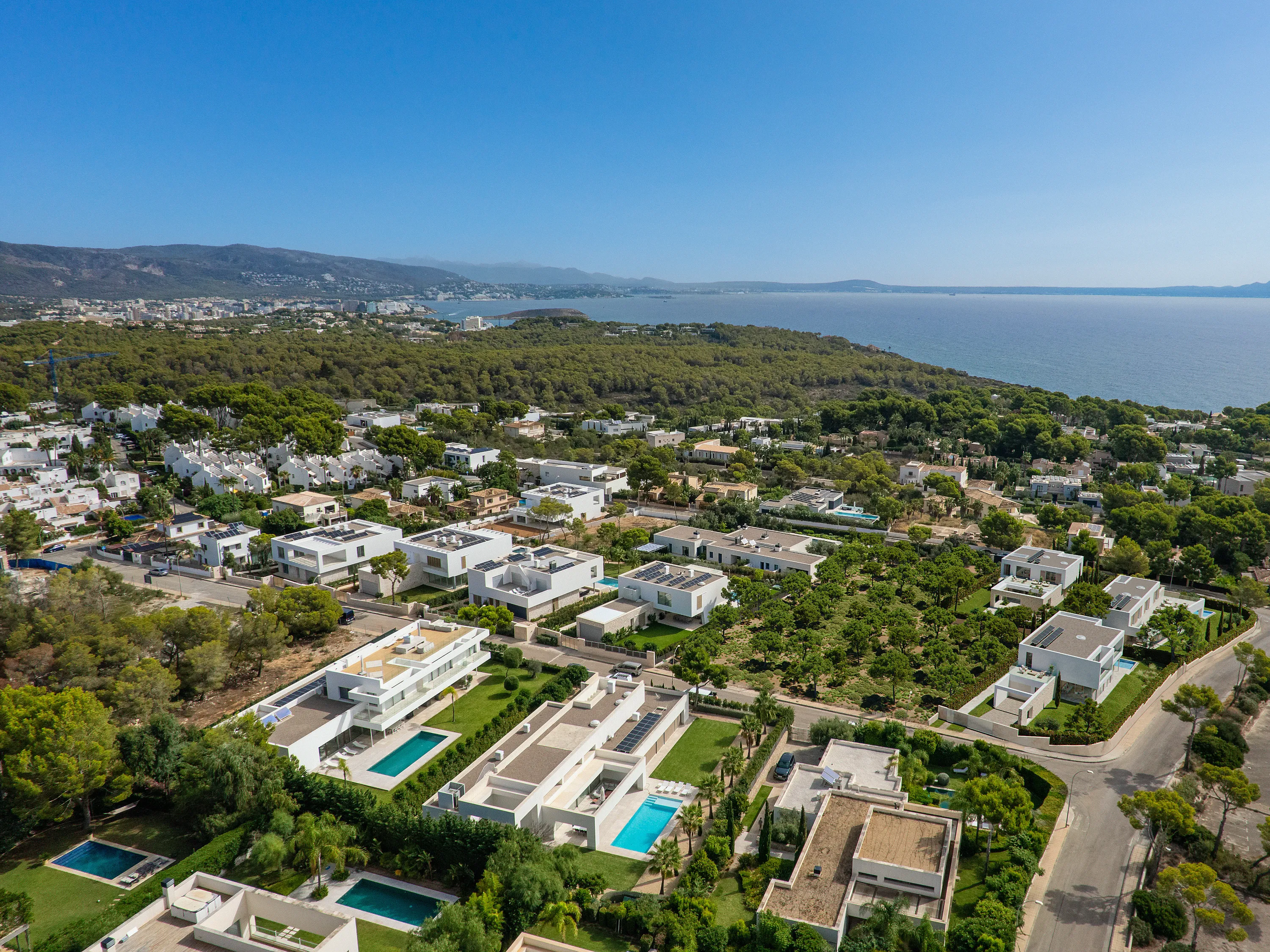 Villa moderna de nueva construcción con jardín llano y piscina-6