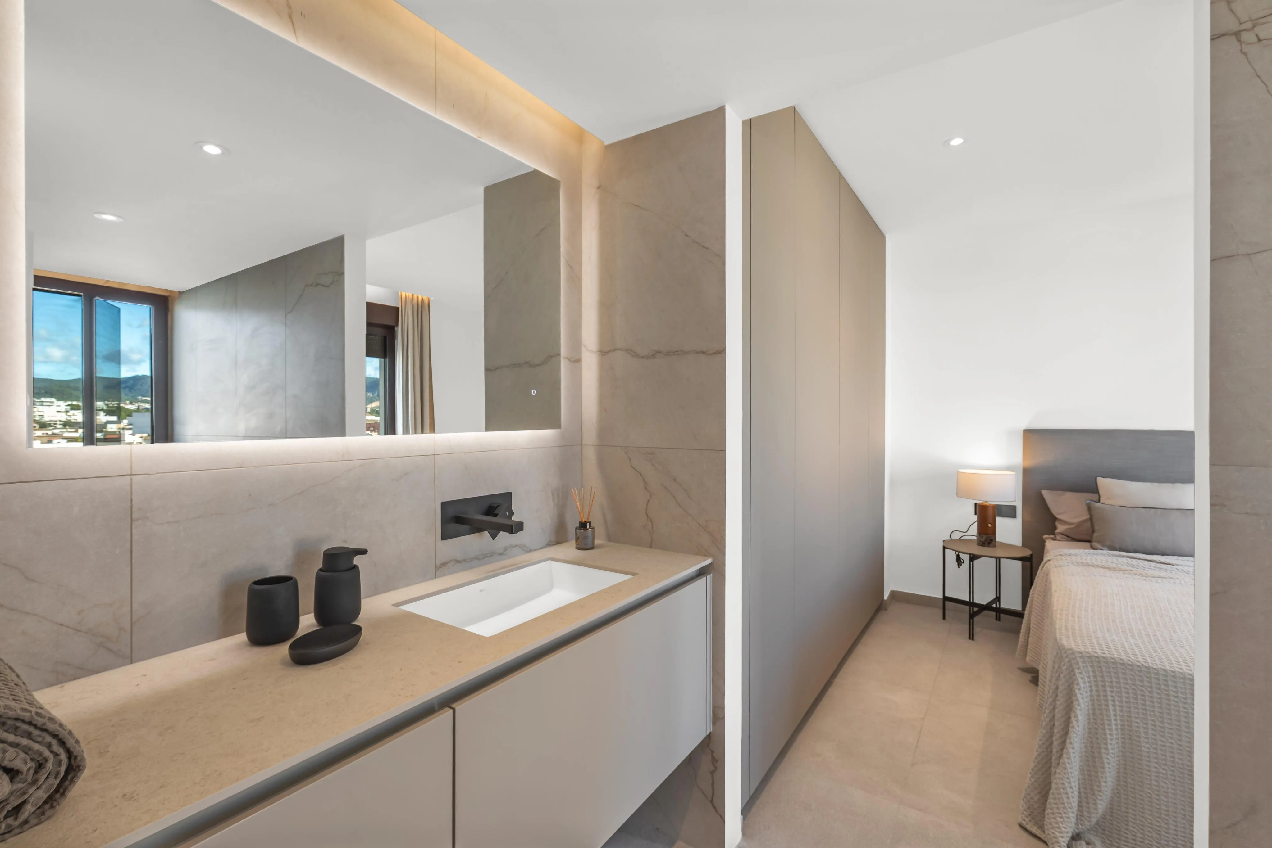 Pierwszorzędny, nowo wybudowany penthouse z przestronnym tarasem na dachu w popularnej lokalizacji-9