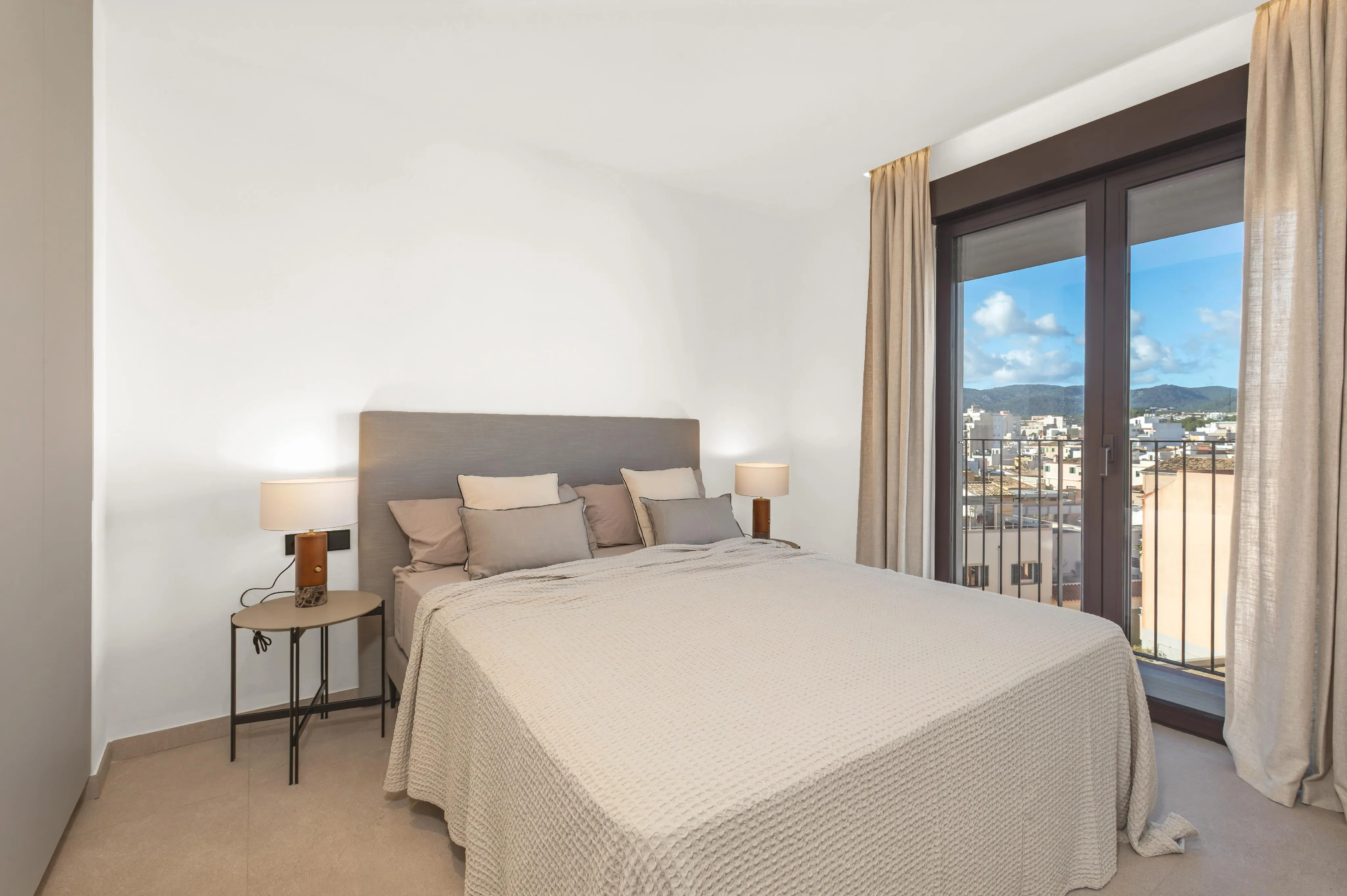 Pierwszorzędny, nowo wybudowany penthouse z przestronnym tarasem na dachu w popularnej lokalizacji-8