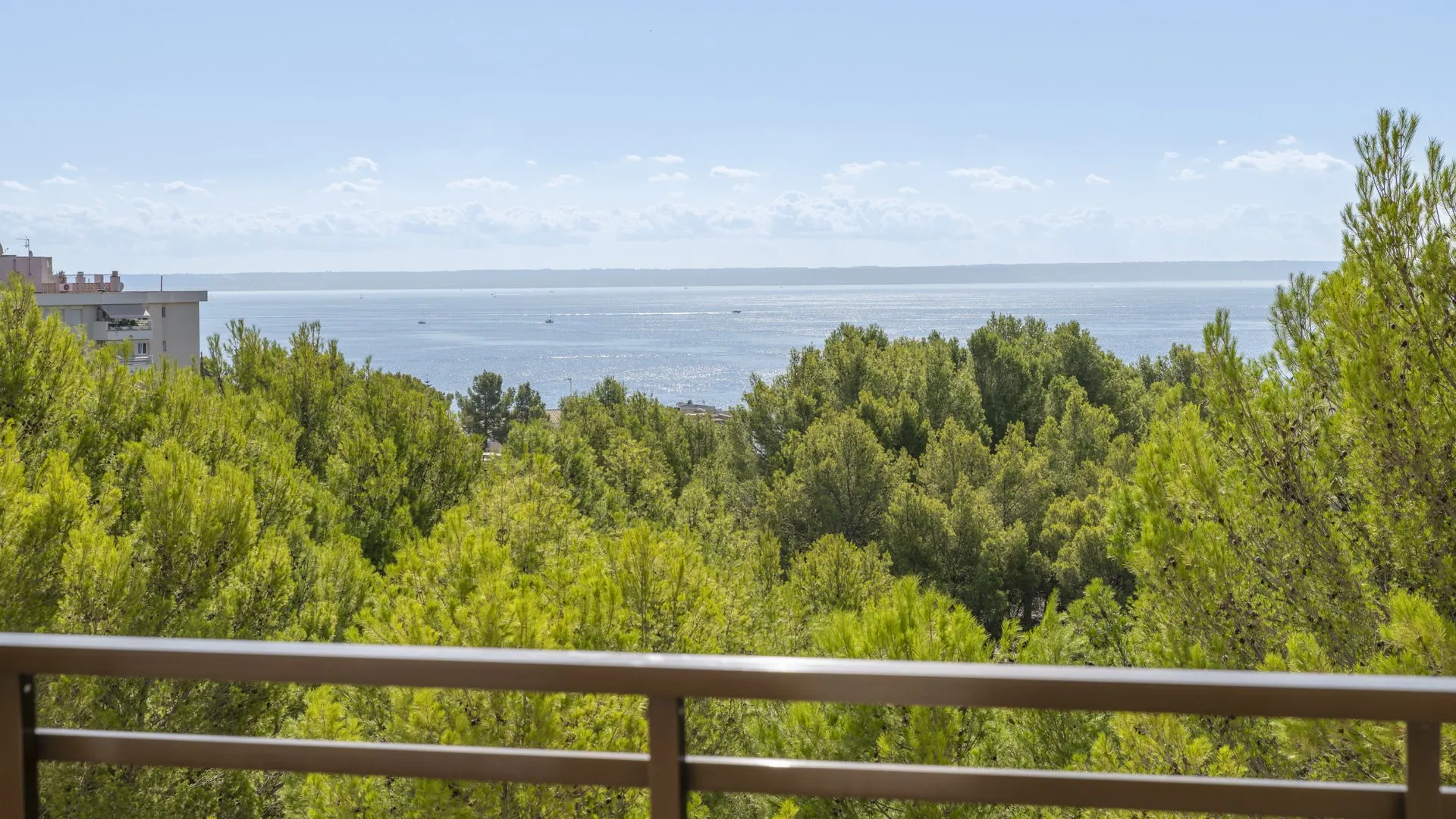 Moderno apartamento con vistas al mar en excelente ubicación y cerca de la playa-2