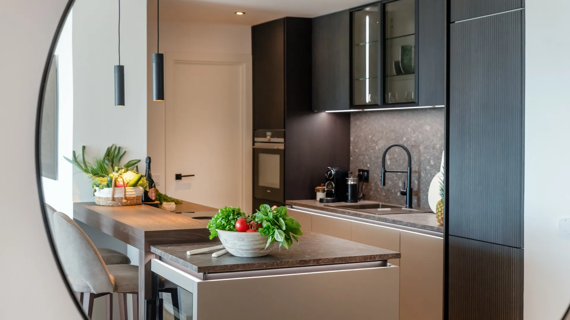 Modern sea view apartment in great location and close to the beach-9