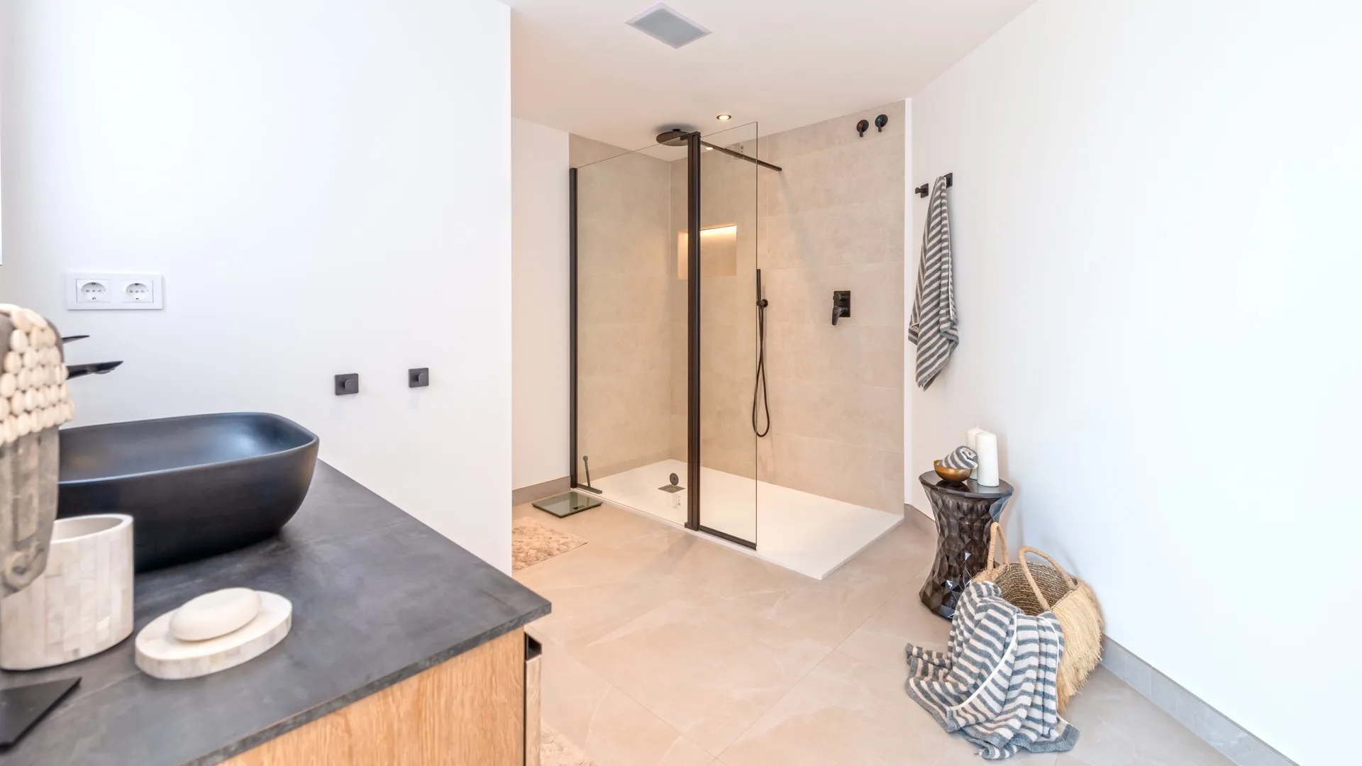 Modern sea view apartment in great location and close to the beach-13