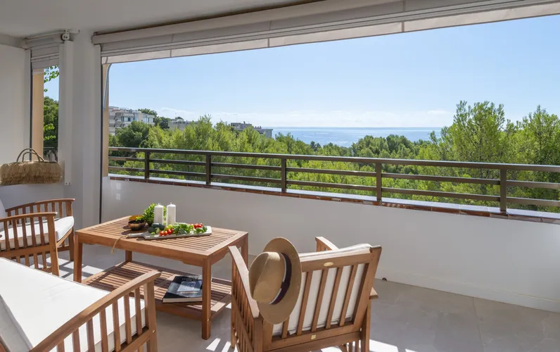 Modern apartament amb vista a la mar en excel·lent ubicació i prop de la platja