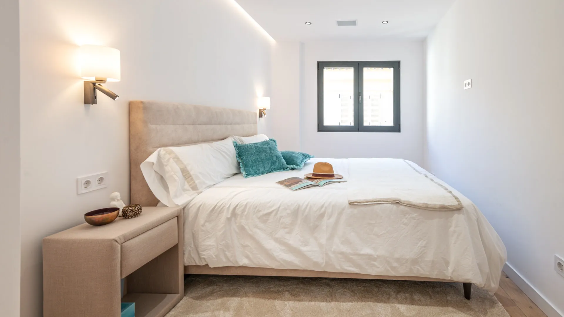 Modern sea view apartment in great location and close to the beach-16